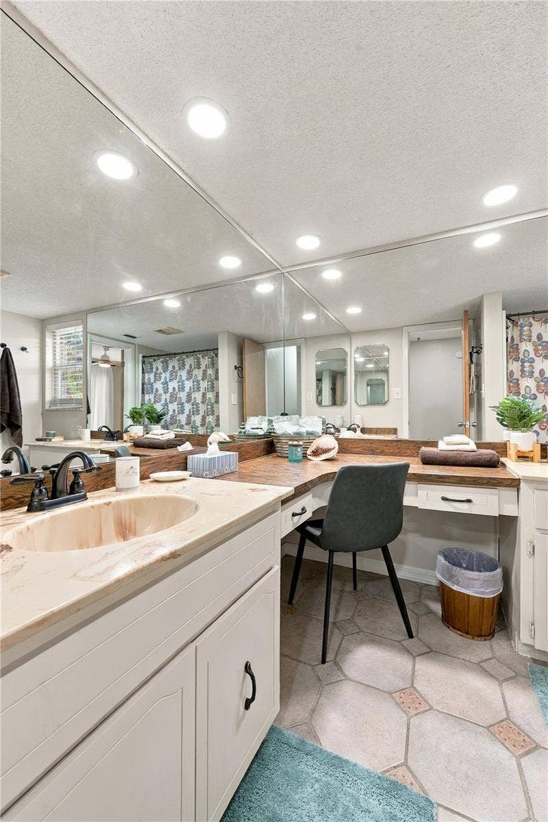 112 PEACOCK CIRCLE, Safety Harbor, FL 34695 29. Bathroom #2 (7 x 10.4') w Hallway Access Shown Here.. & Private Entry from Bedrm #2..