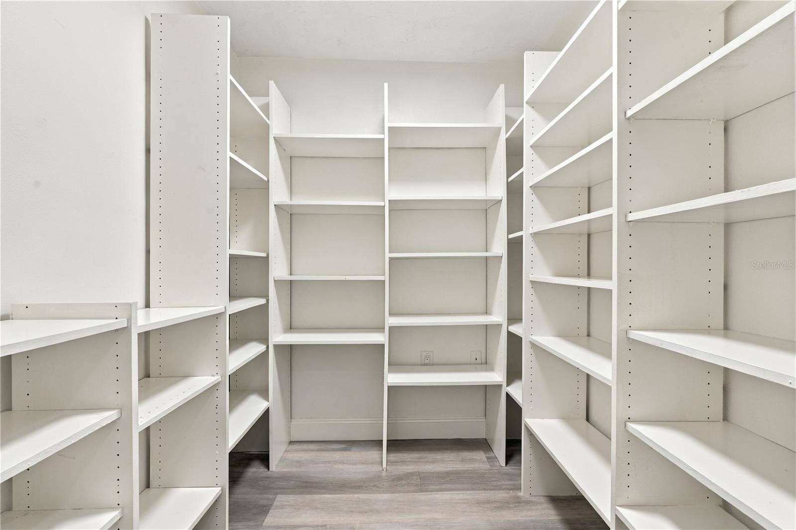 112 PEACOCK CIRCLE, Safety Harbor, FL 34695 17. Now THIS is a Pantry (6.3 x 6.4') to Brag About.. You Can Store ALL Your Kitchen Goodies in This Room.. And Whatever Else You'd Like Nearby!