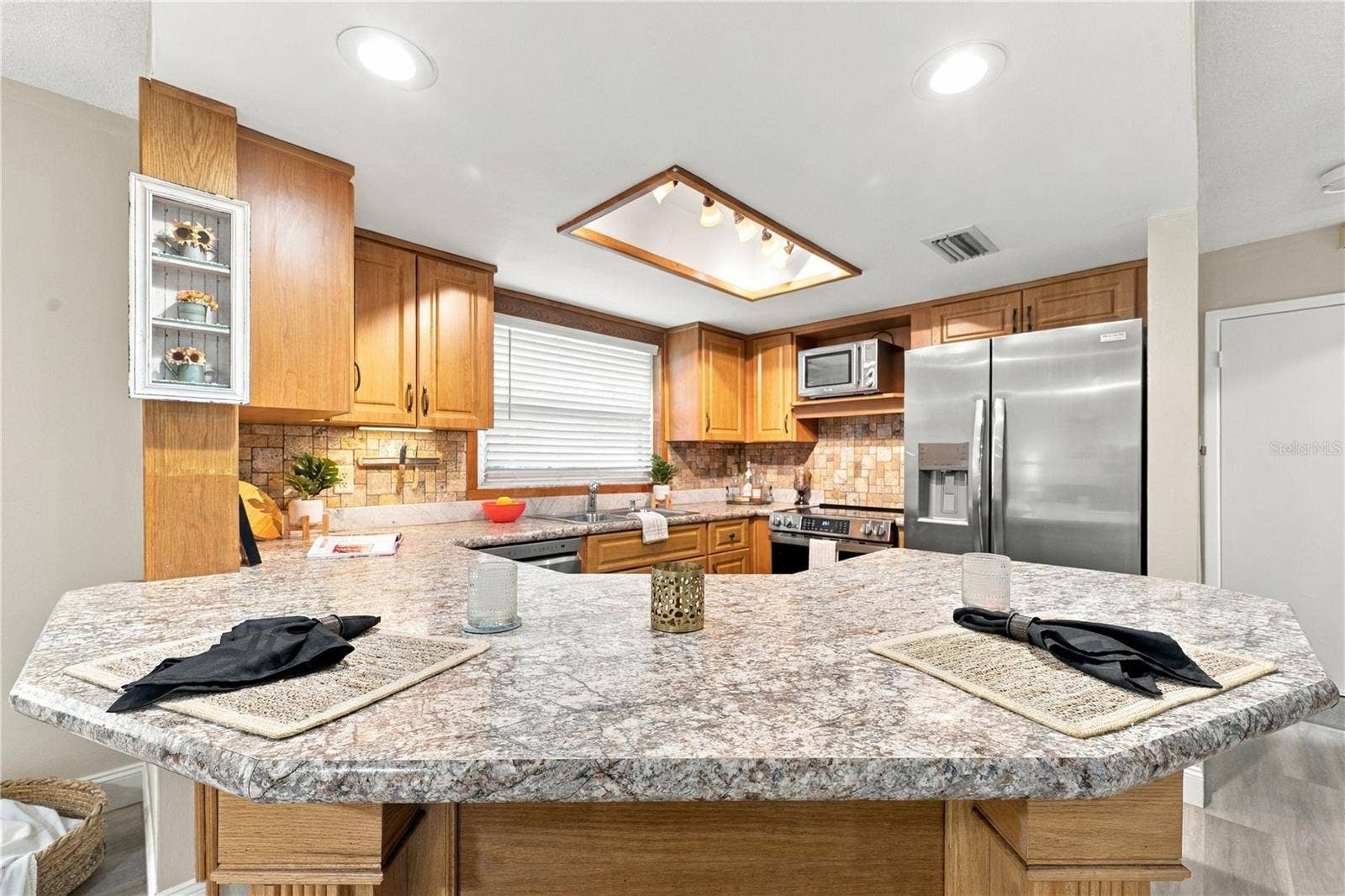 112 PEACOCK CIRCLE, Safety Harbor, FL 34695 15. Updated Kitchen (9.4 x 12.2') Features a Spacious Breakfast Bar..