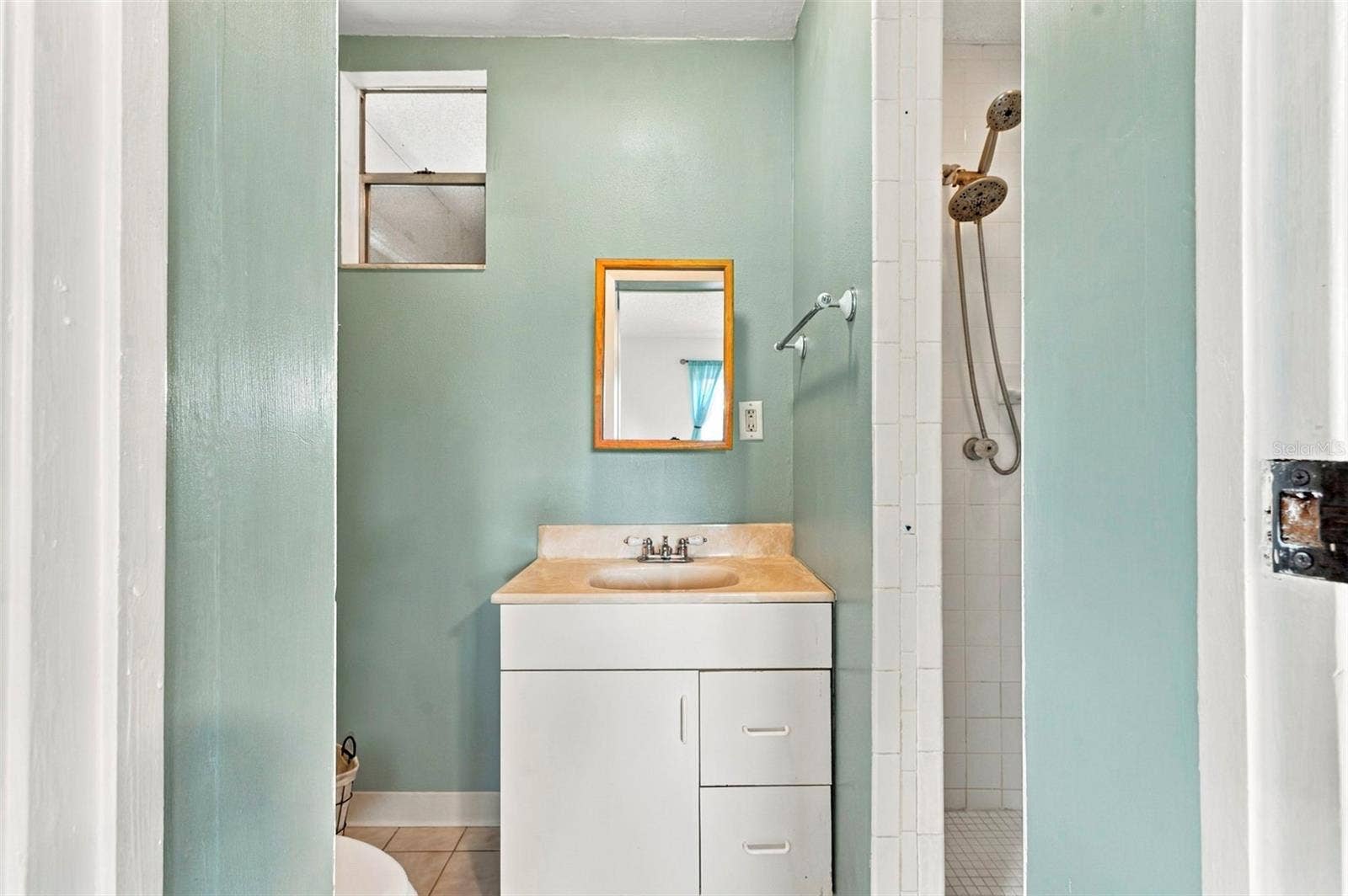 1279 S DISSTON AVENUE, Tarpon Springs, FL 34689 bdrm 3 bath