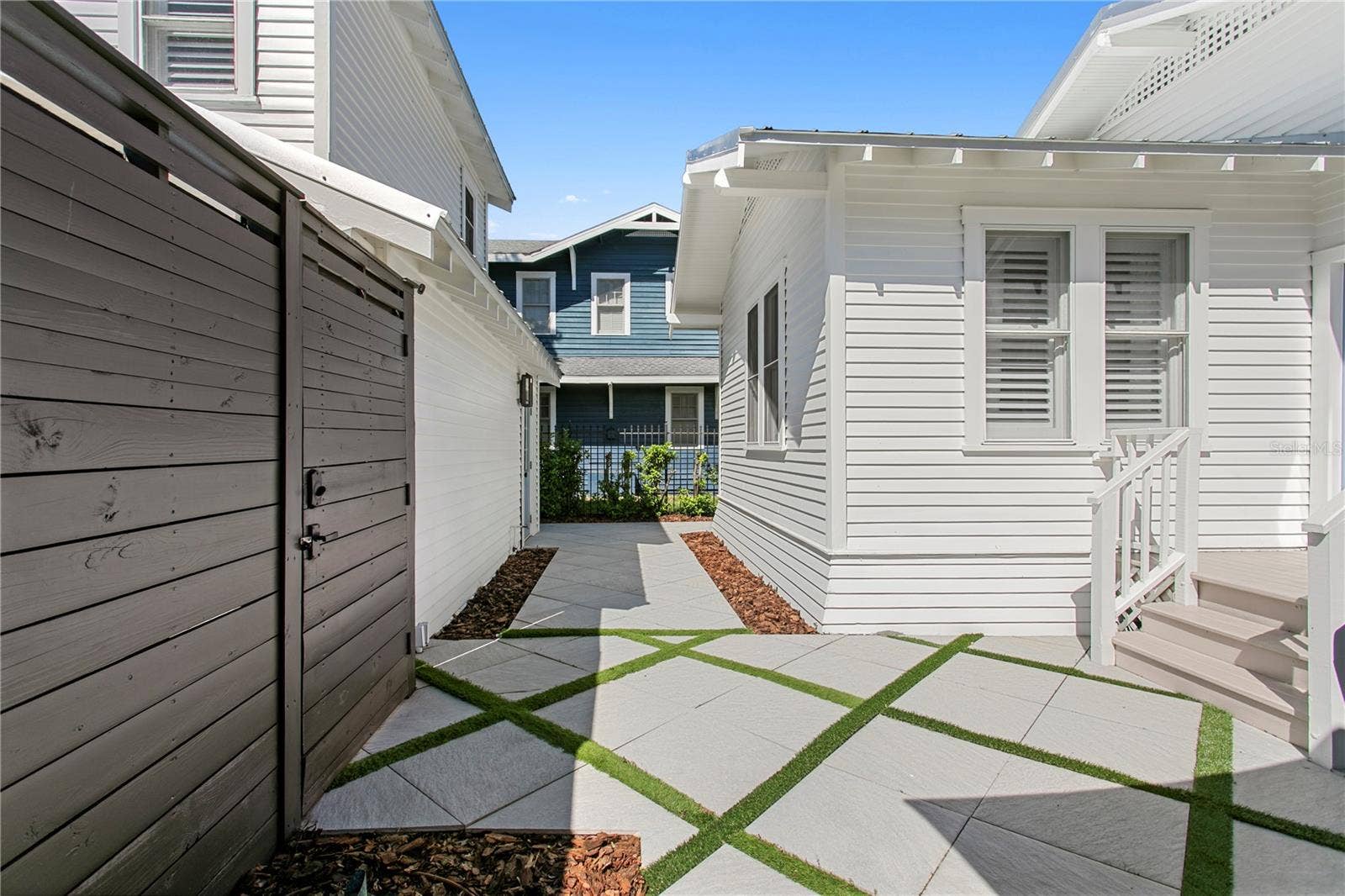 913 S BRUCE STREET, Tampa, FL 33606 Gate leads you to the driveway with plenty of parking