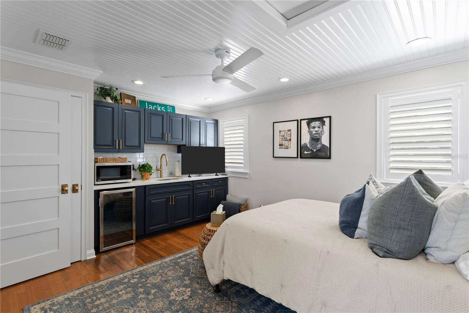 913 S BRUCE STREET, Tampa, FL 33606 Guest House Bedroom with small refrigerator and microwave for your guests