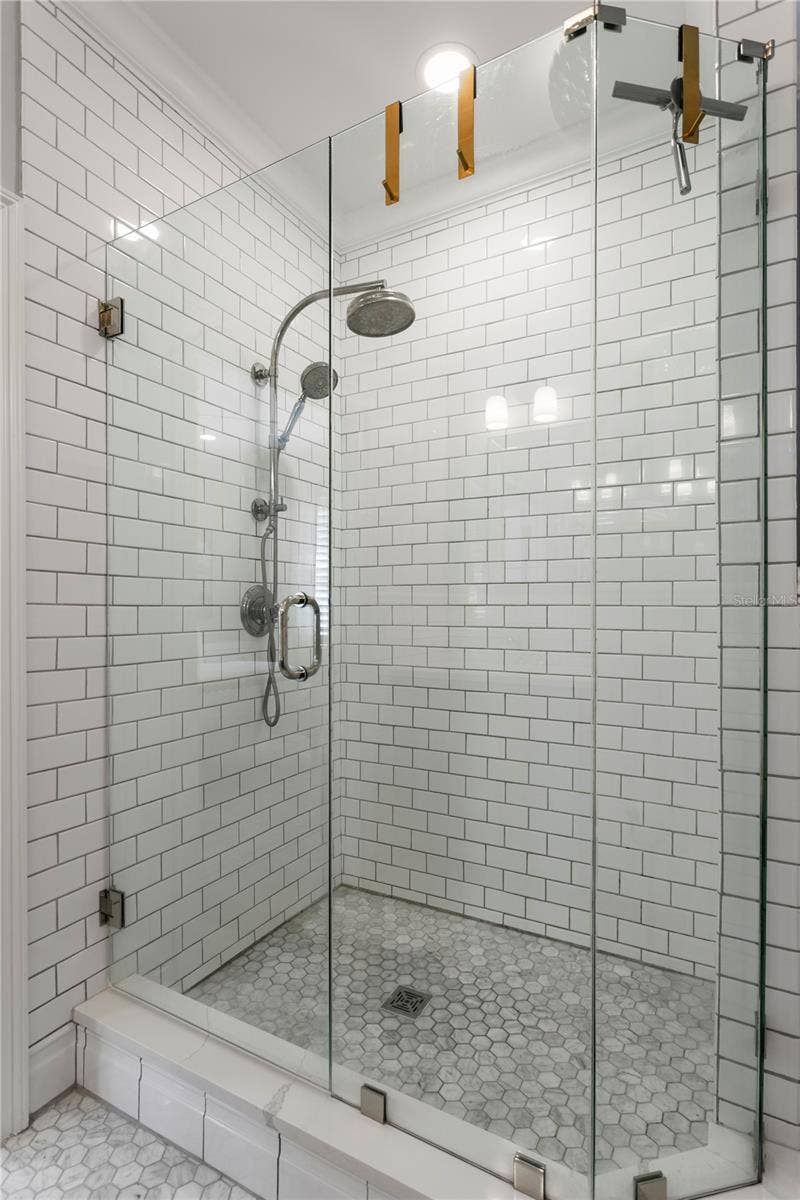913 S BRUCE STREET, Tampa, FL 33606 Oversized Shower