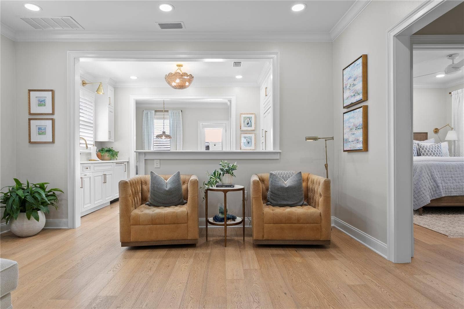 913 S BRUCE STREET, Tampa, FL 33606 Perfect sitting area