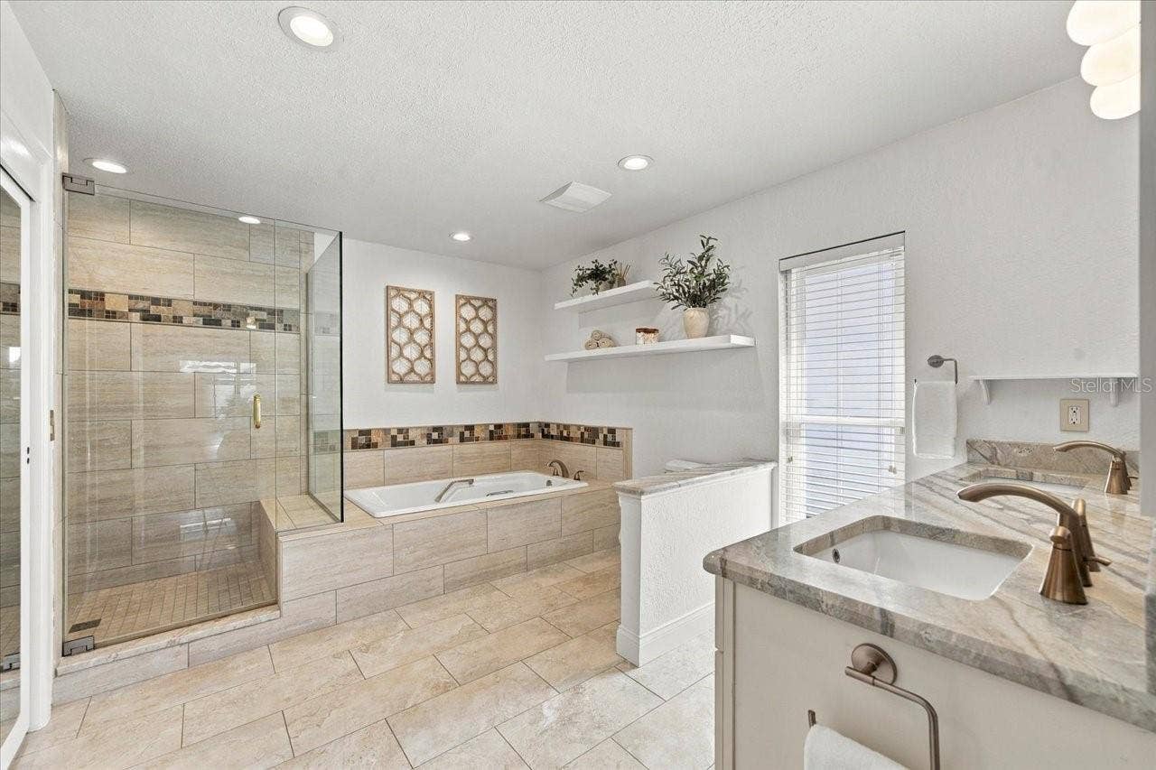 13810 LAKE VILLAGE PLACE, Tampa, FL 33618