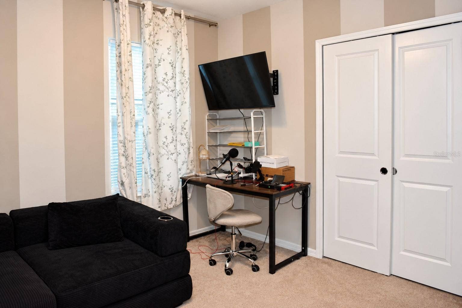Flexible Bedroom or Home Office Space