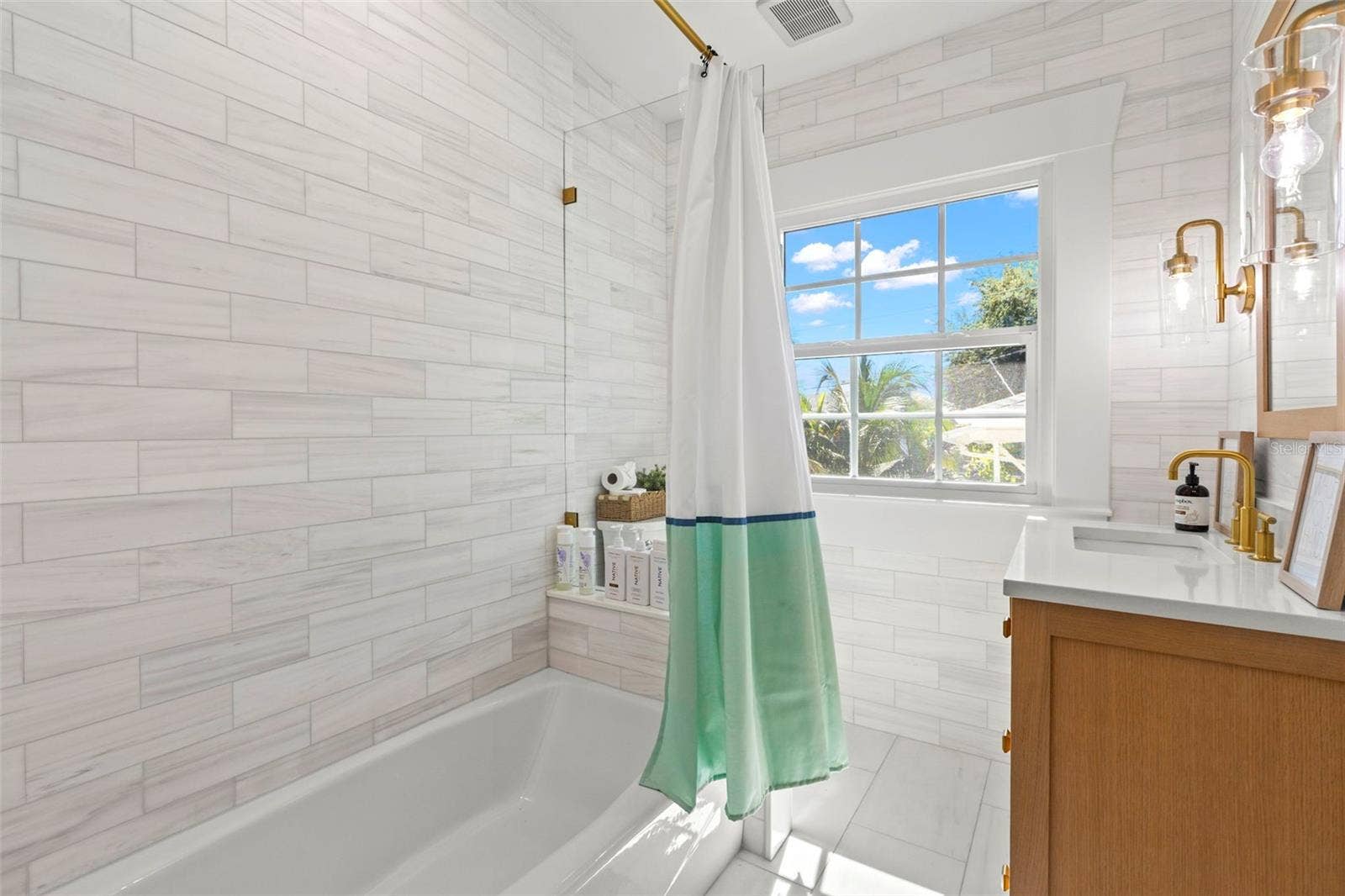 816 15TH AVENUE NE, St Petersburg, FL 33704 816 15TH AVENUE NE, St Petersburg, FL 33704