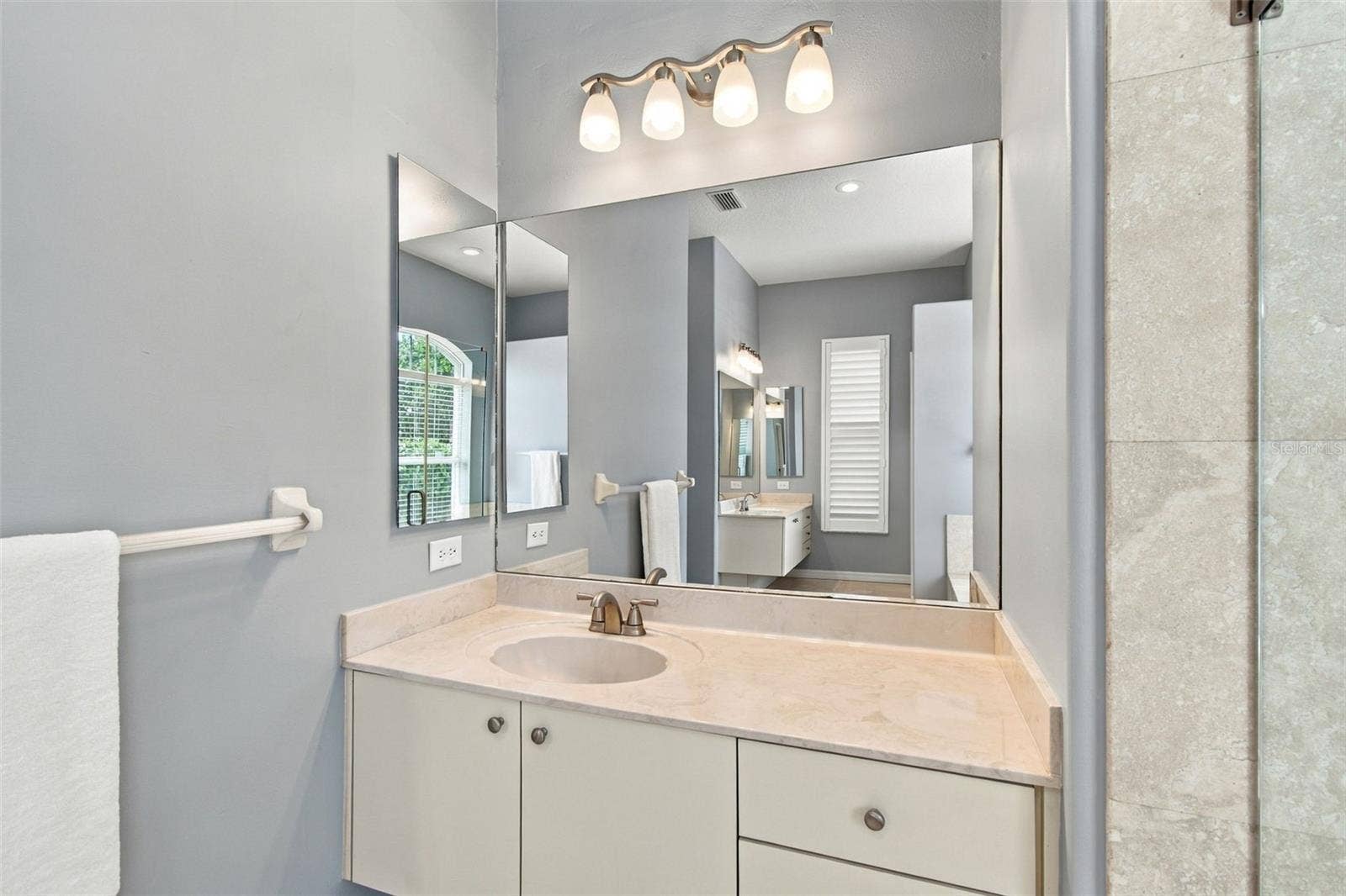 5406 E LONGBOAT, Tampa, FL 33615 Primary bathroom