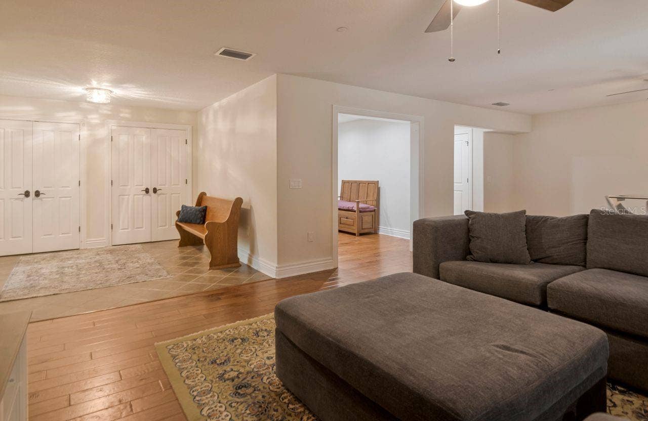 109 OLD OAK LANE, Palm Harbor, FL 34683 In law suite. Downstairs.