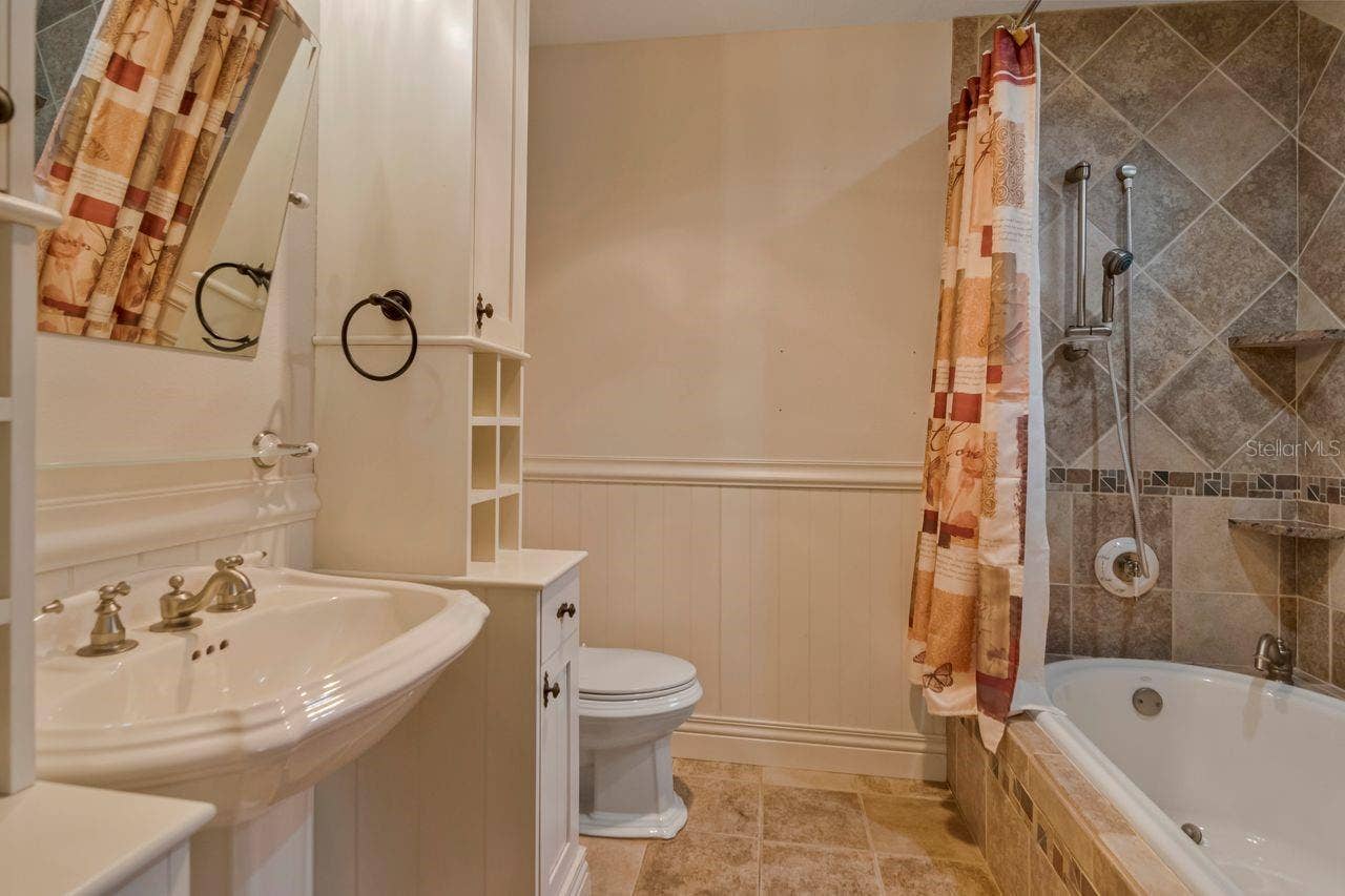 109 OLD OAK LANE, Palm Harbor, FL 34683 109 OLD OAK LANE, Palm Harbor, FL 34683
