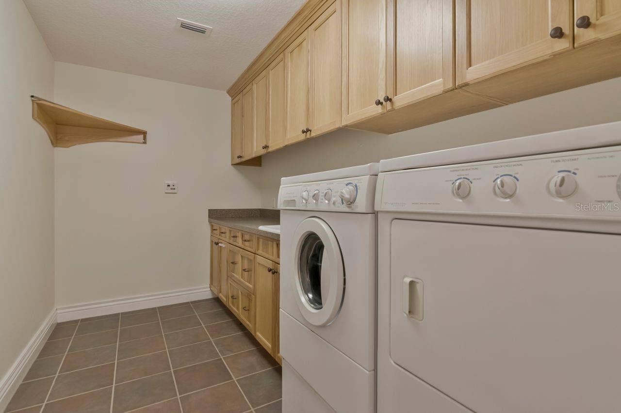 109 OLD OAK LANE, Palm Harbor, FL 34683 In law suite. Downstairs.