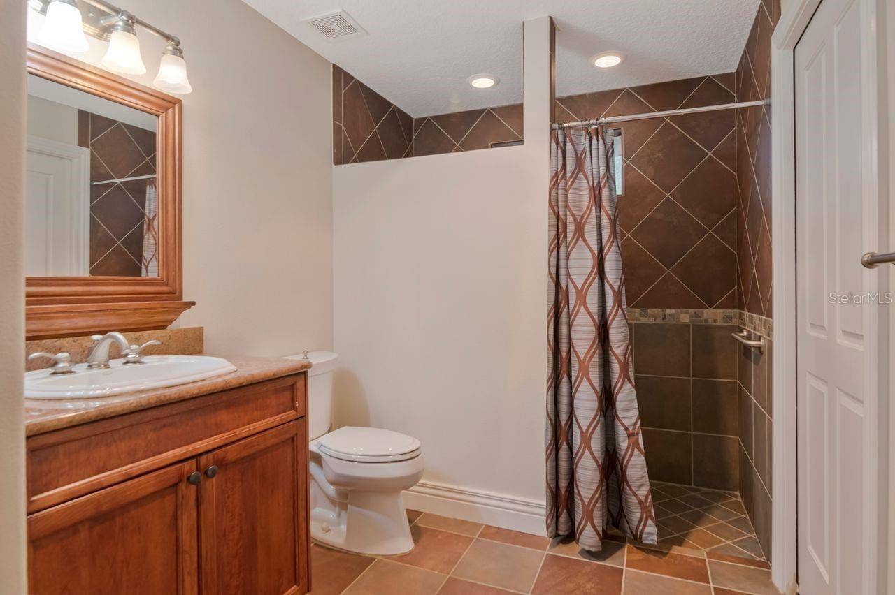 109 OLD OAK LANE, Palm Harbor, FL 34683 In law suite. Downstiars.