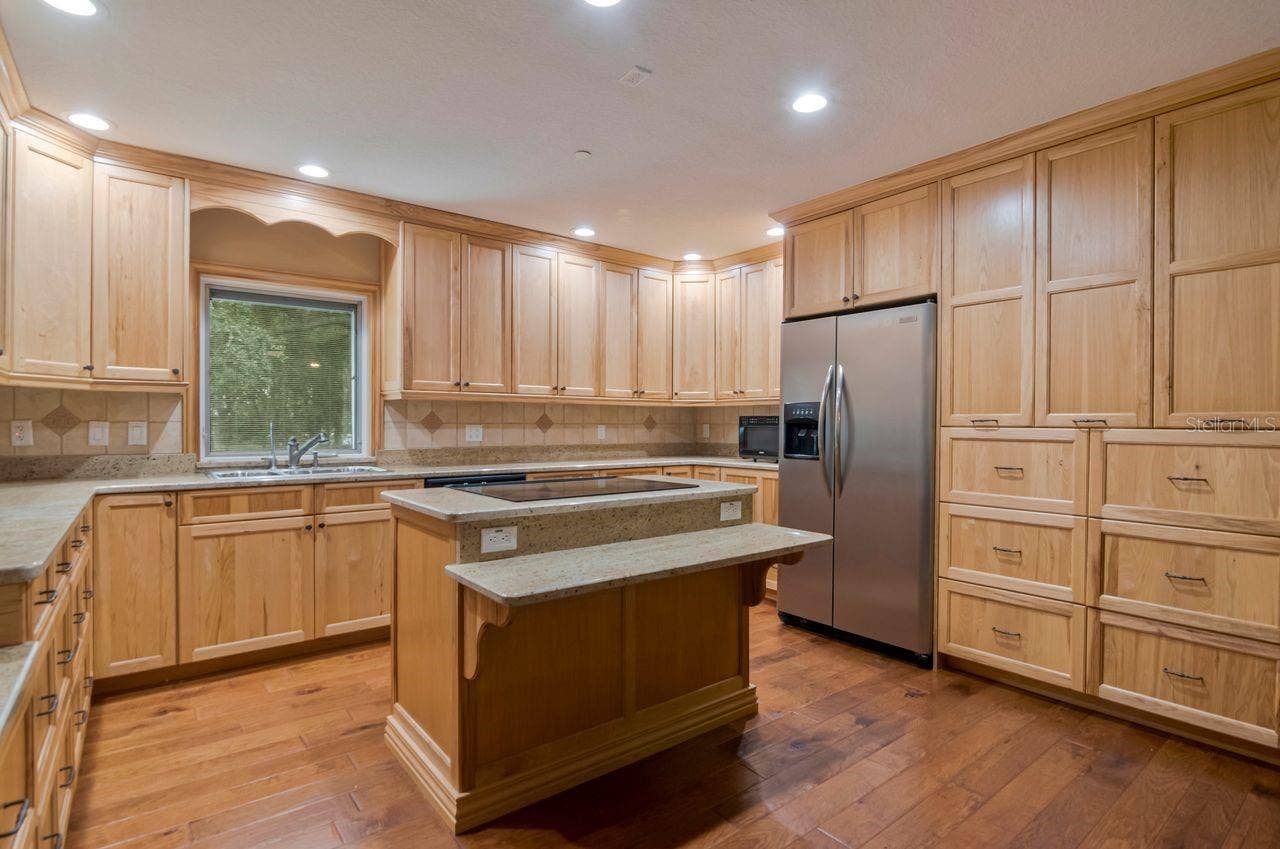 109 OLD OAK LANE, Palm Harbor, FL 34683 In law suite. Downstairs.