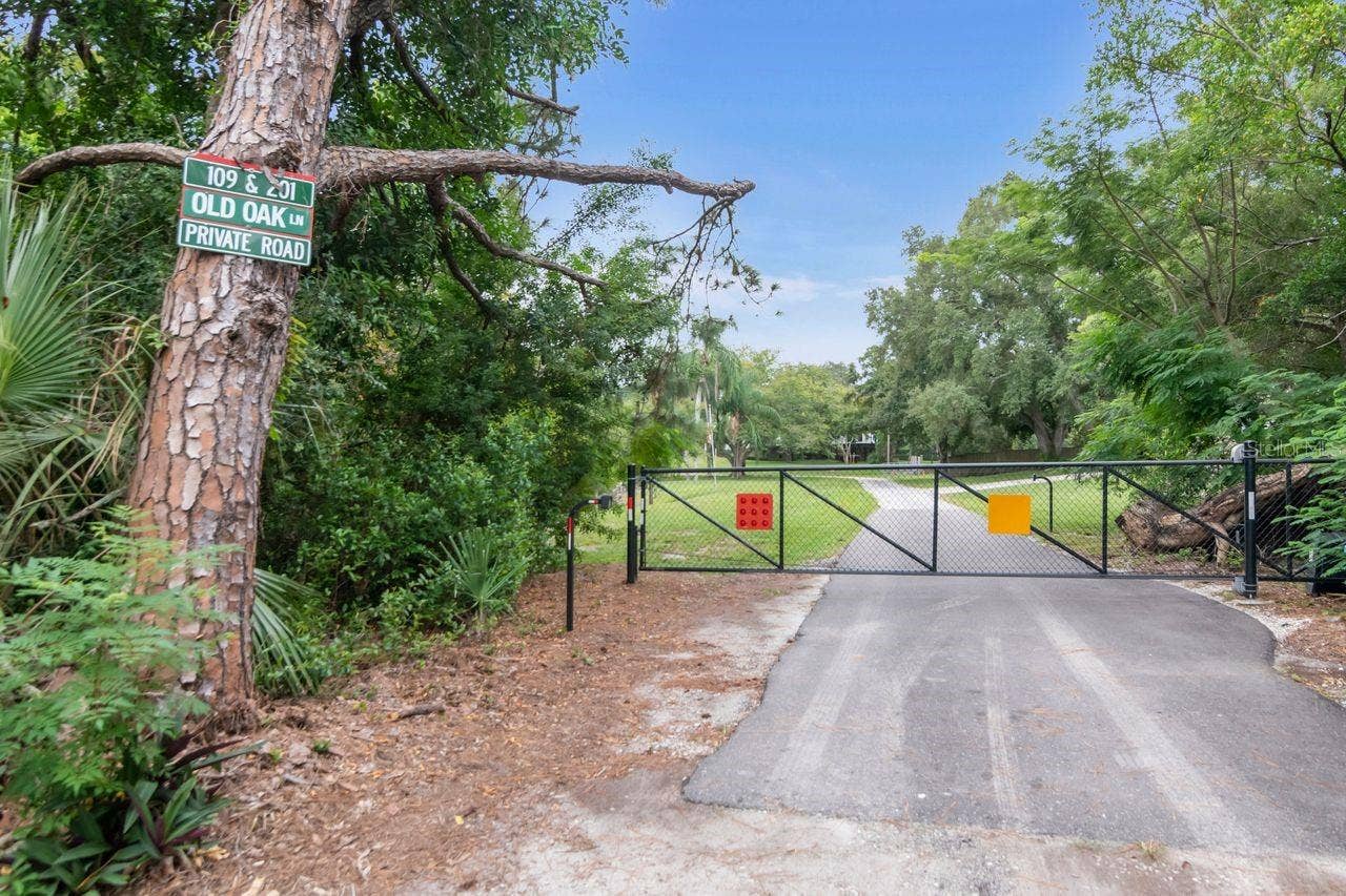 109 OLD OAK LANE, Palm Harbor, FL 34683 Entrance off candy ln / Tampa rd