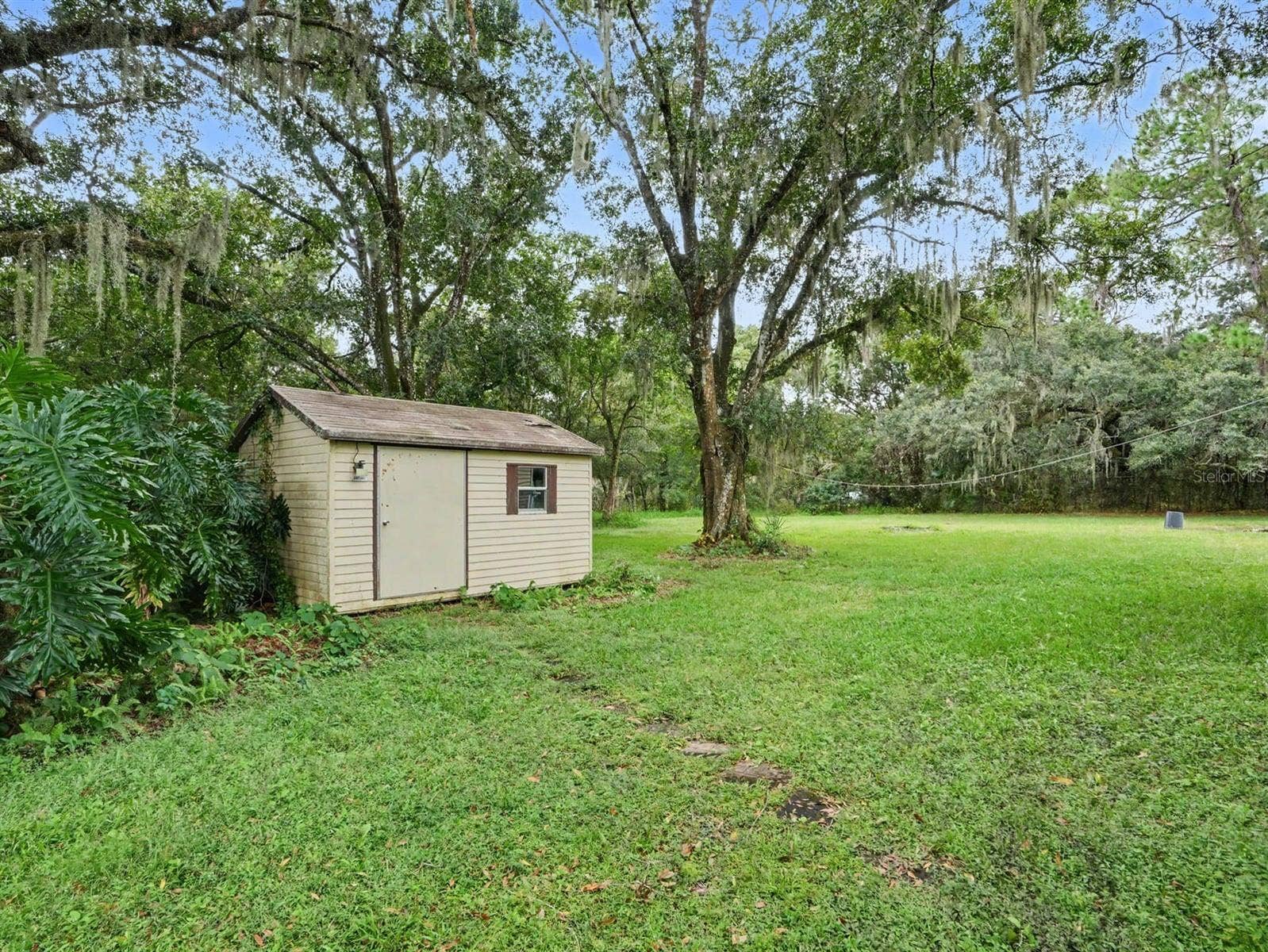3015 STRAWBERRY LANE, Lakeland, FL 33801 Charming outbuilding on spacious, tree-shaded grounds