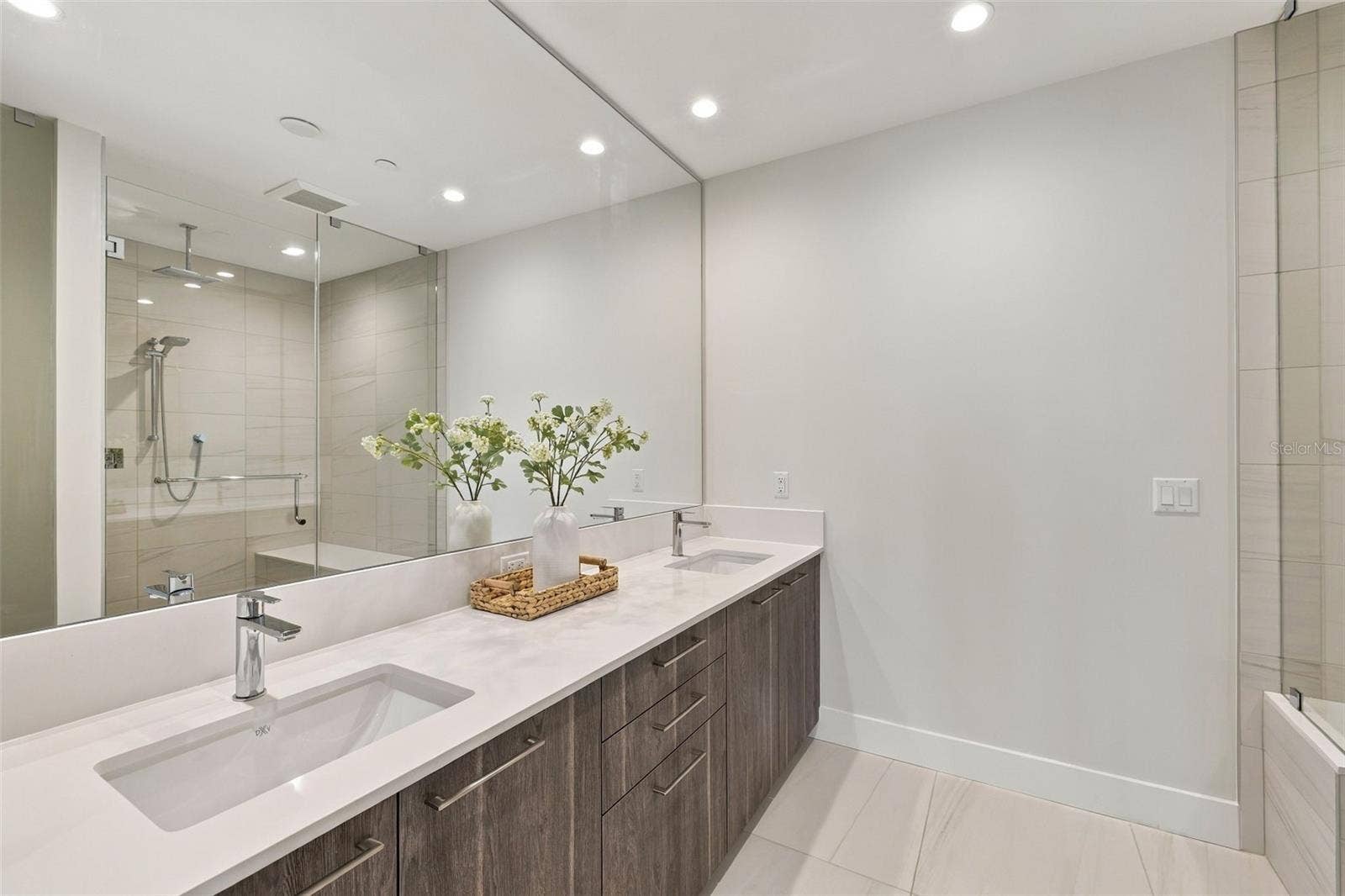 275 1ST AVENUE S, #3606, St Petersburg, FL 33701 Primary bathroom