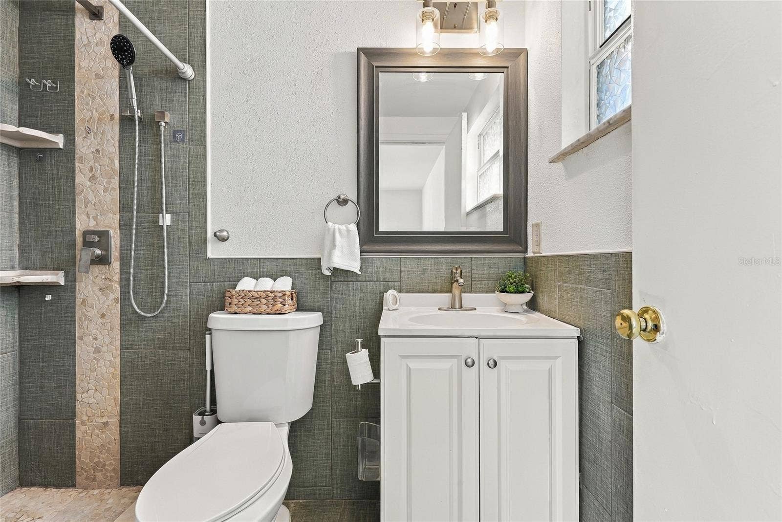 9608 ELGIN COURT, Tampa, FL 33615 Primary bathroom