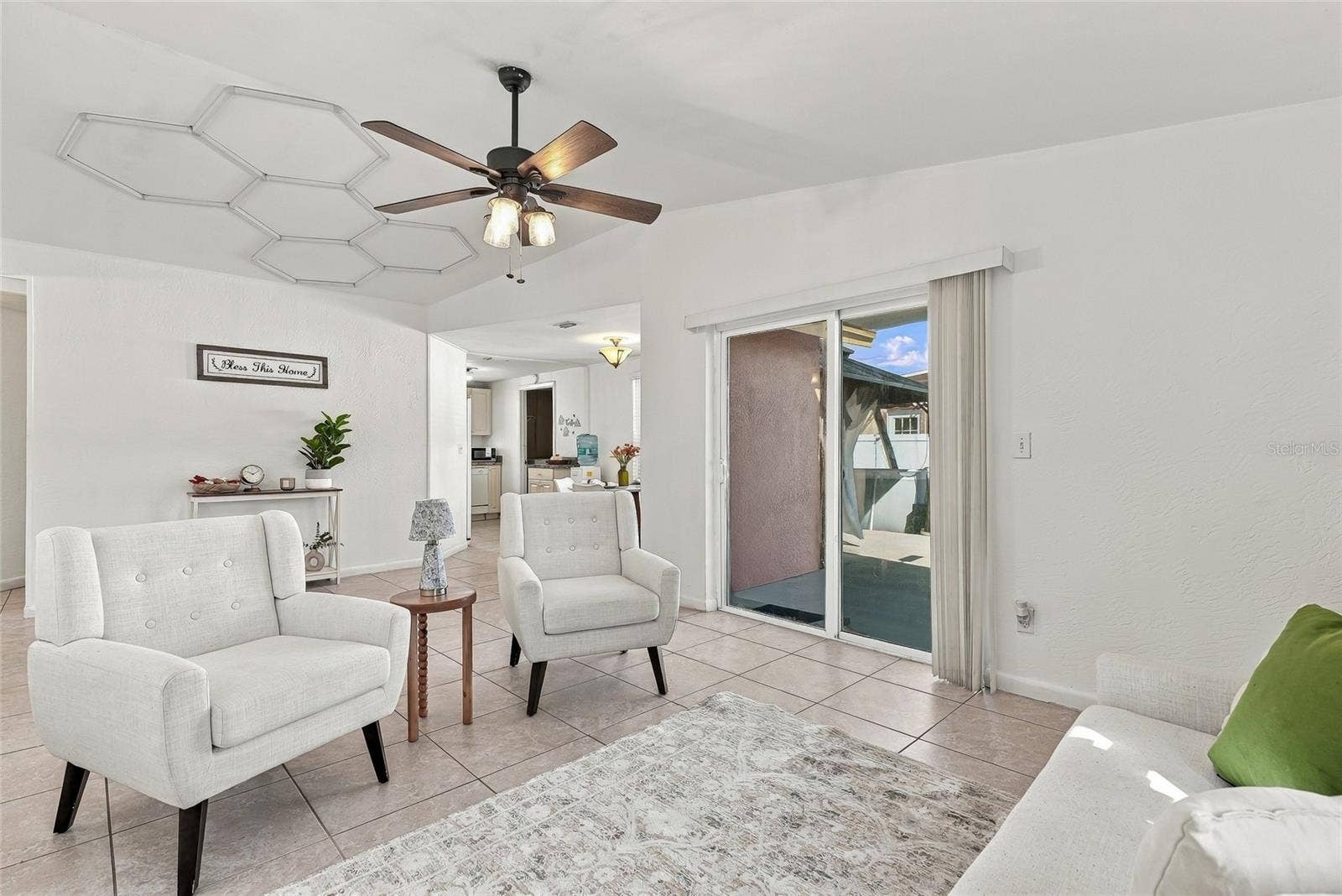 9608 ELGIN COURT, Tampa, FL 33615 Living Room