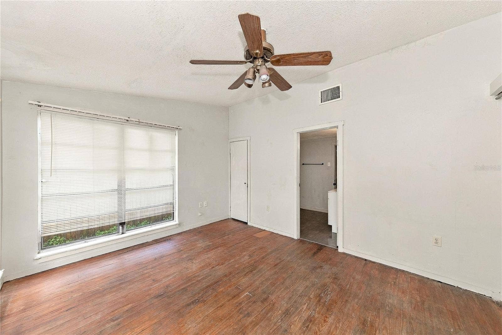 1103 36TH AVENUE W, Bradenton, FL 34205 1103 36TH AVENUE W, Bradenton, FL 34205