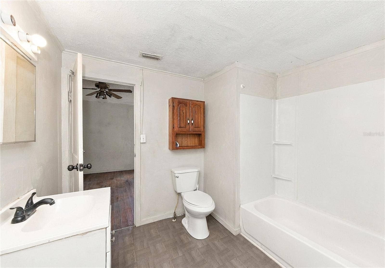 1103 36TH AVENUE W, Bradenton, FL 34205 1103 36TH AVENUE W, Bradenton, FL 34205