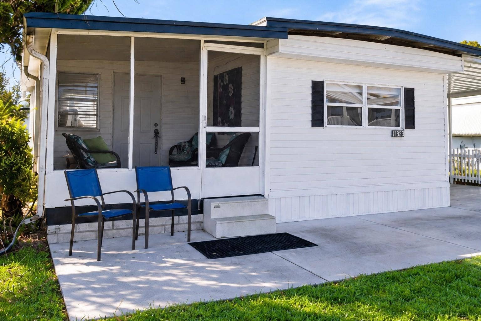 37332 SANDRA AVENUE, Zephyrhills, FL 33542 Front screen room.