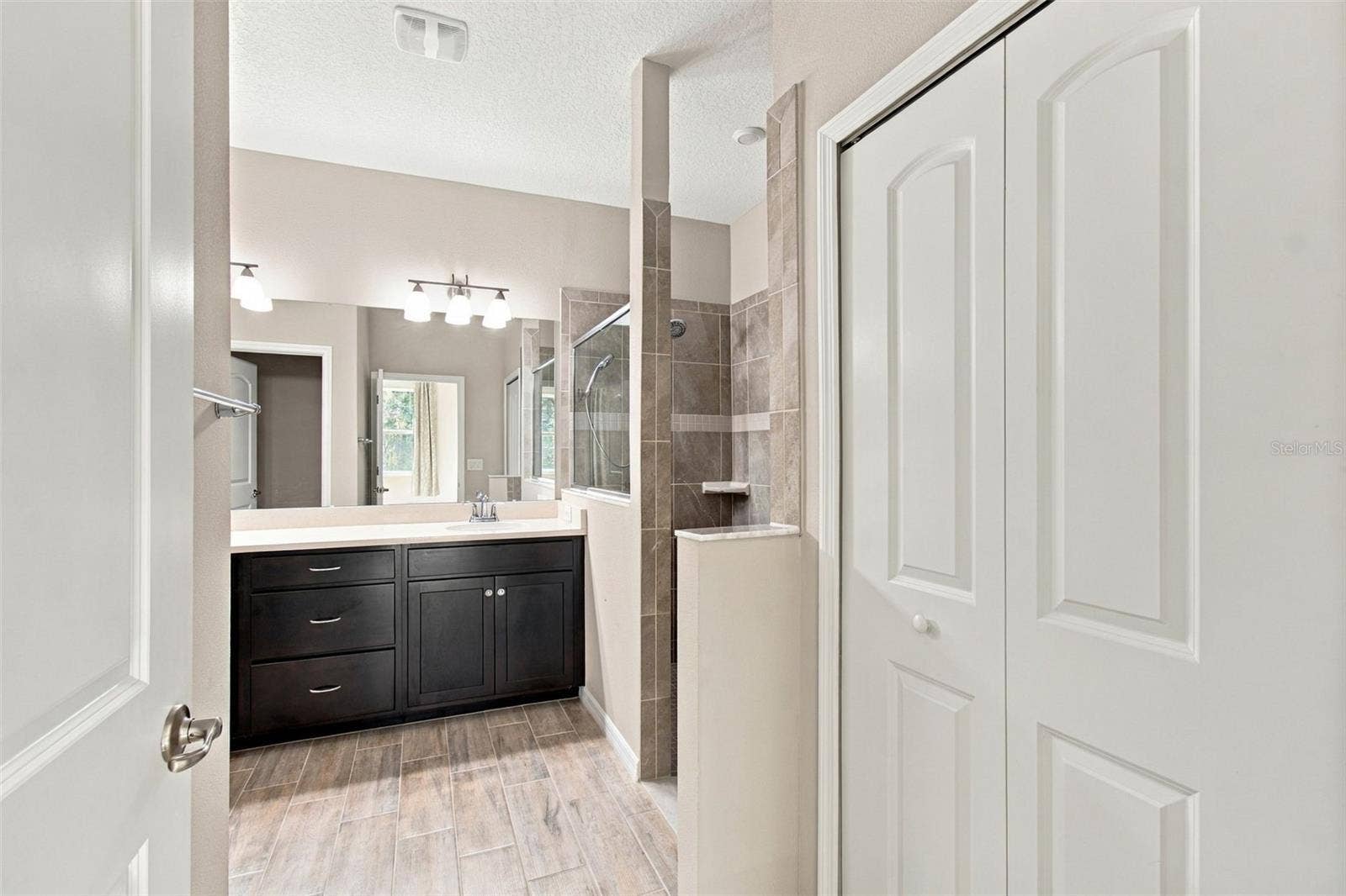 12417 BRICK COBBLESTONE DRIVE, Riverview, FL 33579 Entrance to en suite bathroom with linen closet to the right