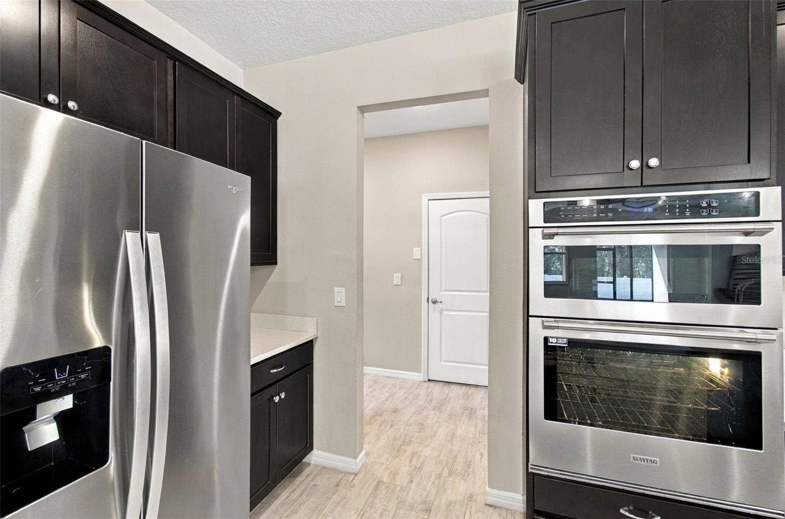 12417 BRICK COBBLESTONE DRIVE, Riverview, FL 33579 Whirlpool refrigerator with reverse osmosis filtered water and ice from door dispenser