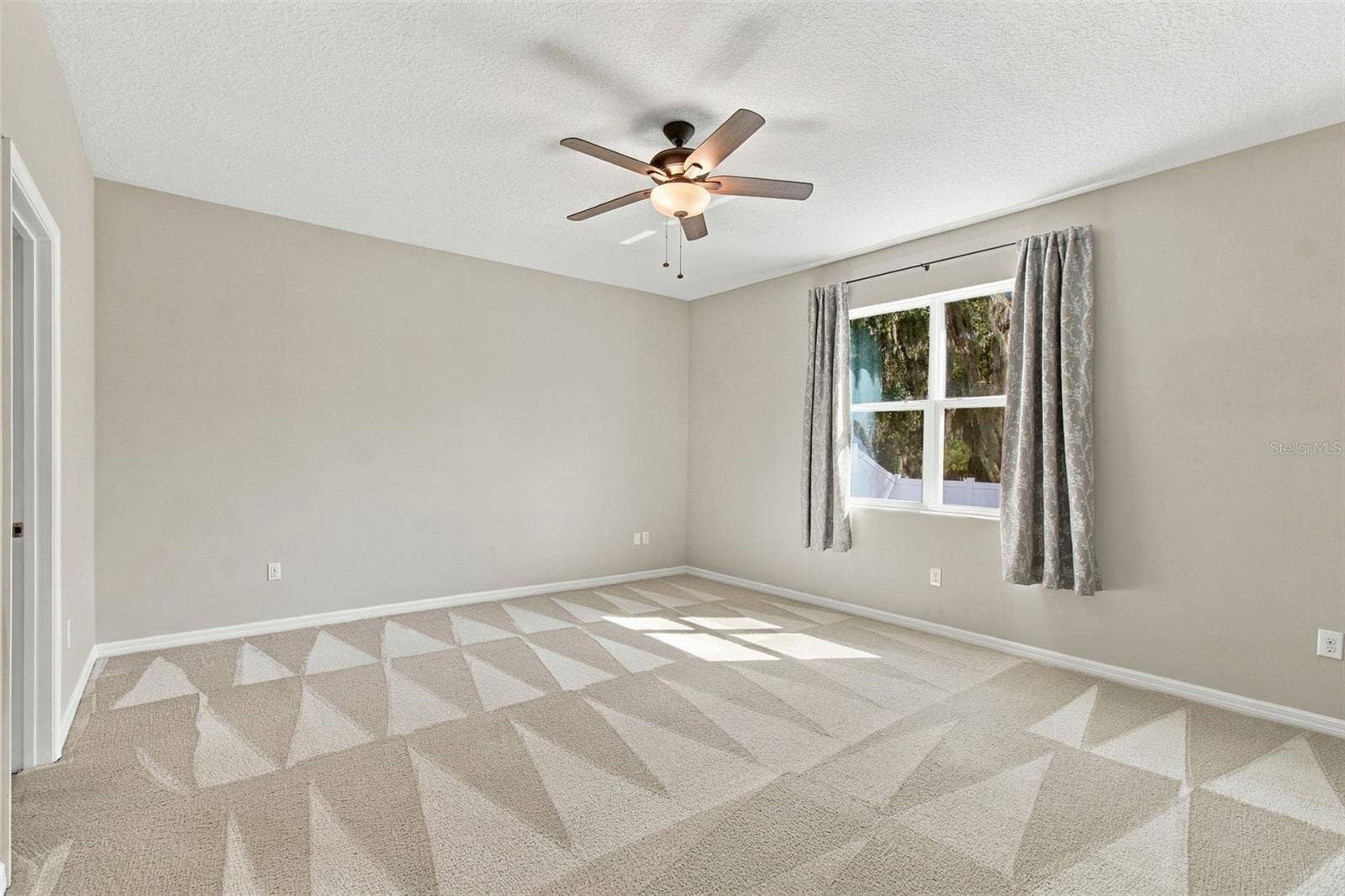 12417 BRICK COBBLESTONE DRIVE, Riverview, FL 33579 Primary Suite with ceiling fan and view of backyard oasis