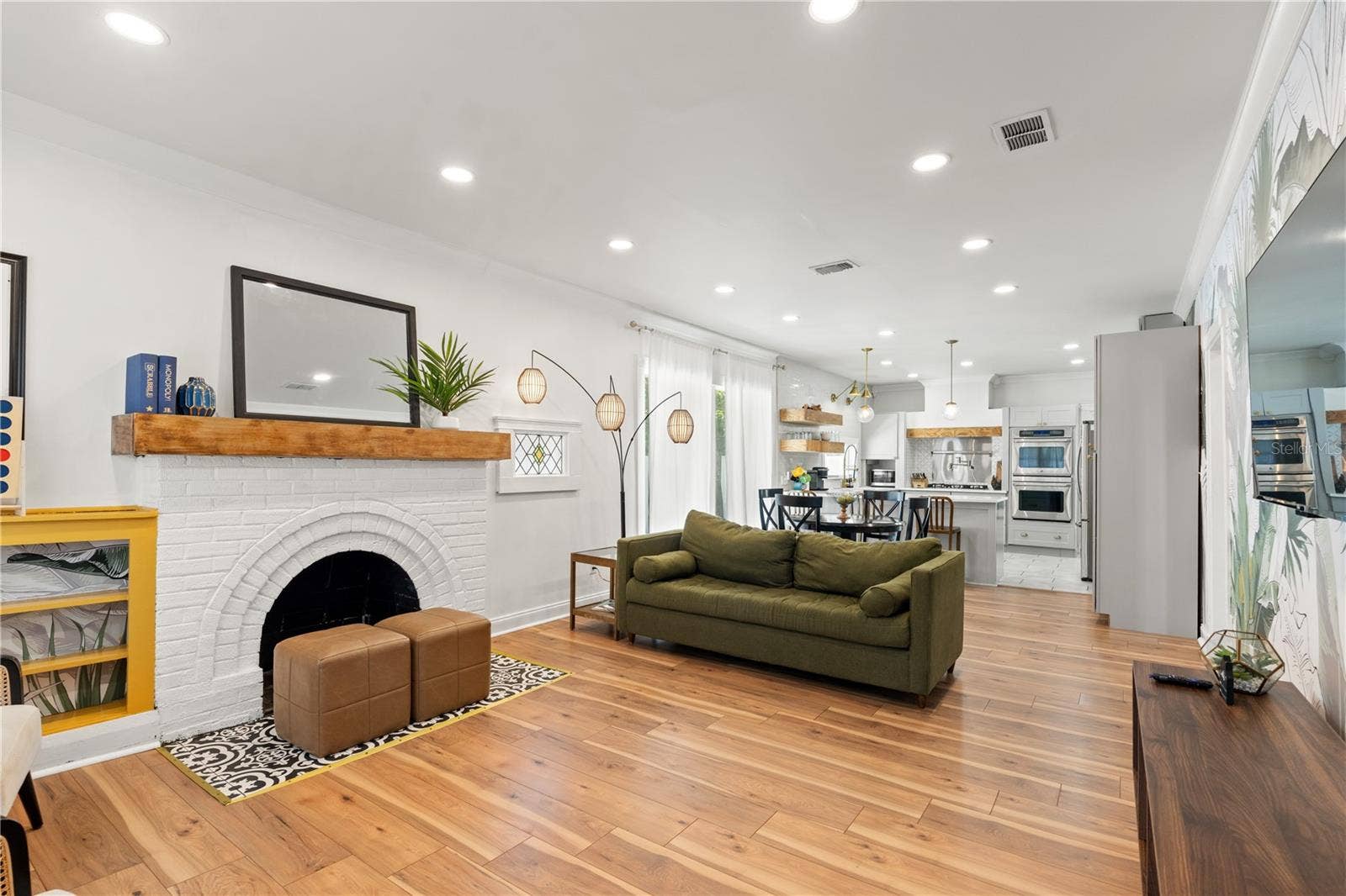 324 W HAYA STREET, Tampa, FL 33603 Living Room