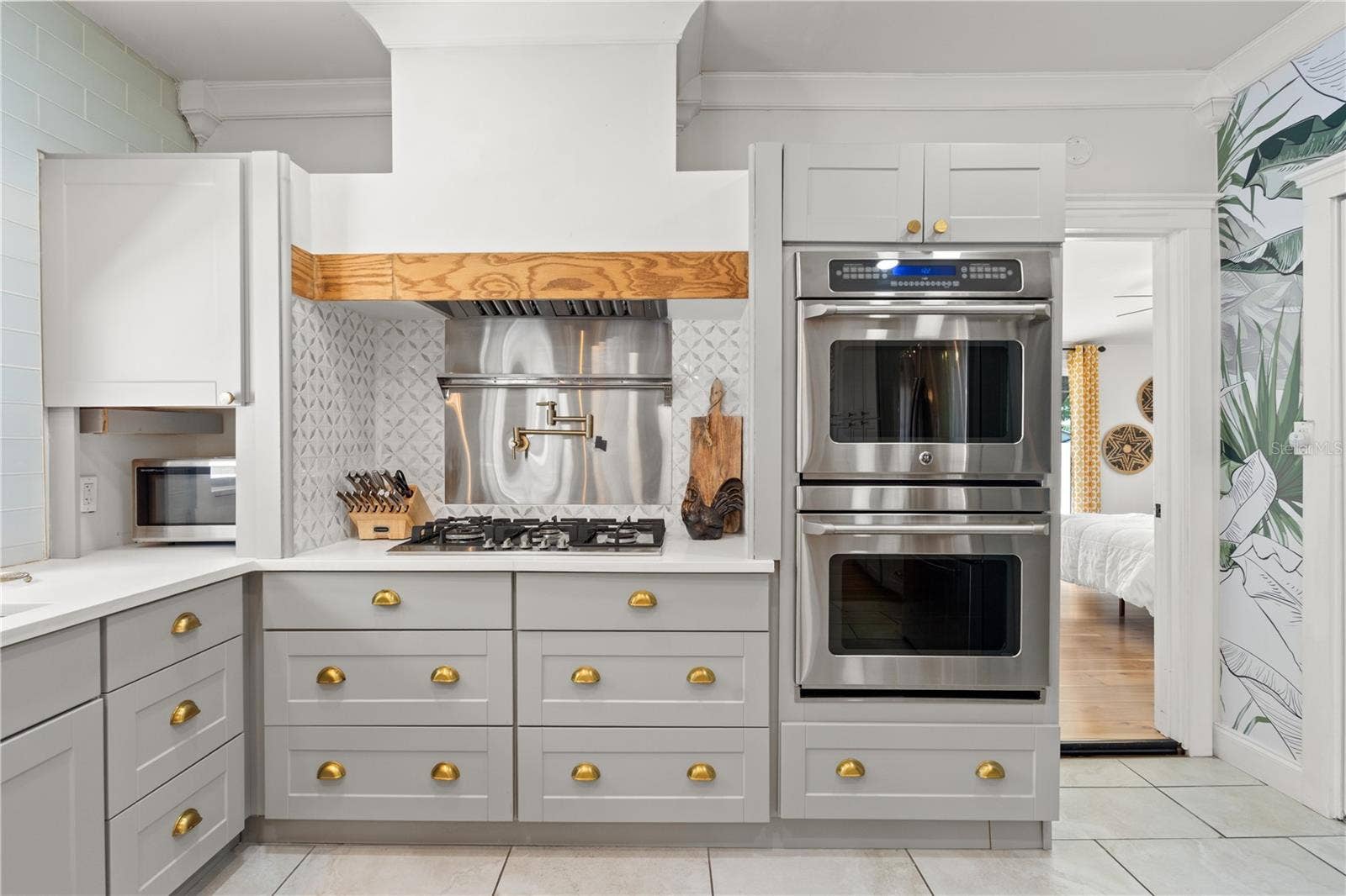 324 W HAYA STREET, Tampa, FL 33603 Updated kitchen