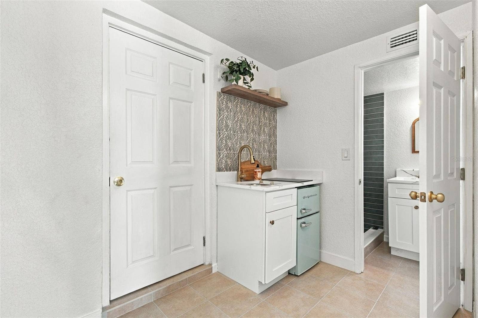 3615 EMERSON AVENUE S, St Petersburg, FL 33711 Kitchenette