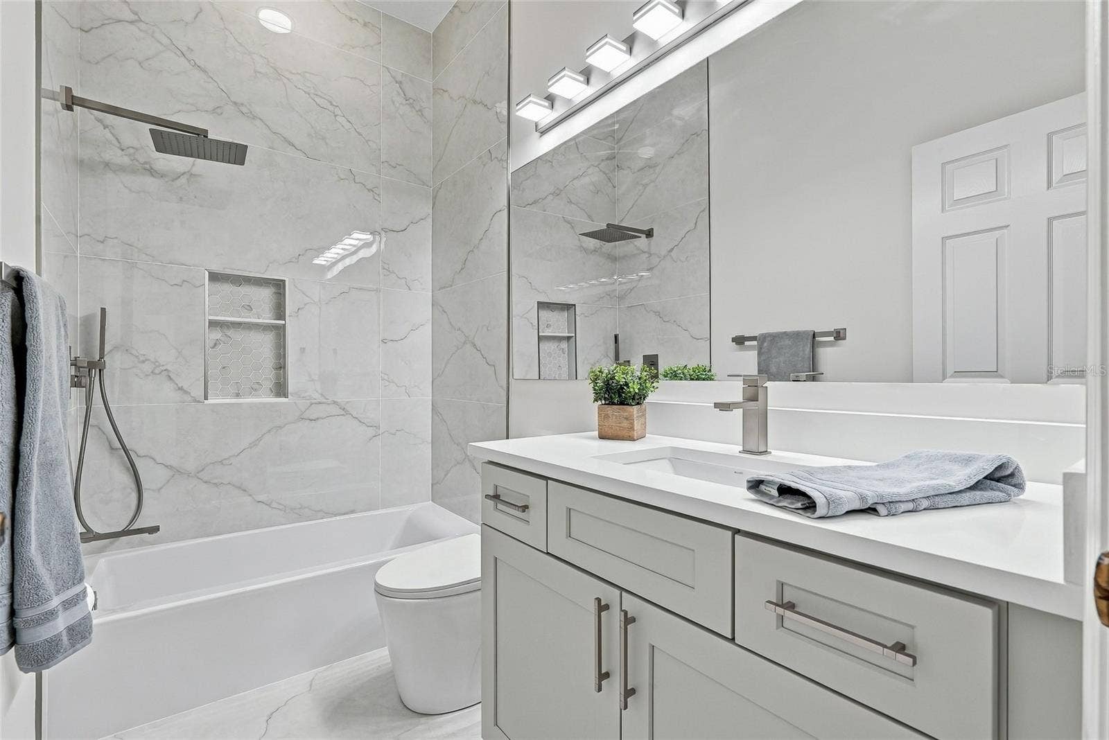 Full hall bath shared by bedrooms 3 and 4.