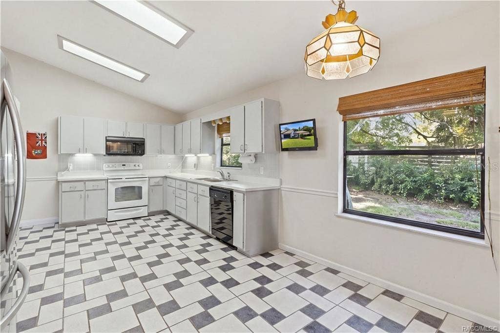 6268 W WESTON DRIVE, Crystal River, FL 34429 LET'S GET COOKING! Bright, spacious EAT-IN KITCHEN features WHITE CABINETRY, ample counter space, TILE FLOORING & a VAULTED CEILING!