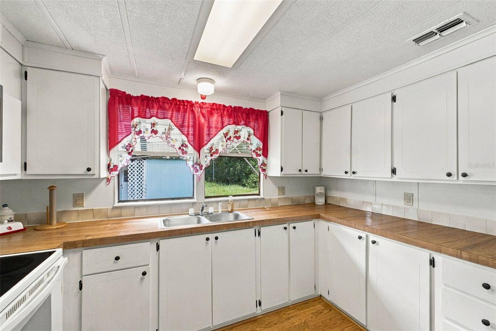 39353 SYCAMORE LANE, Zephyrhills, FL 33542 39353 SYCAMORE LANE, Zephyrhills, FL 33542