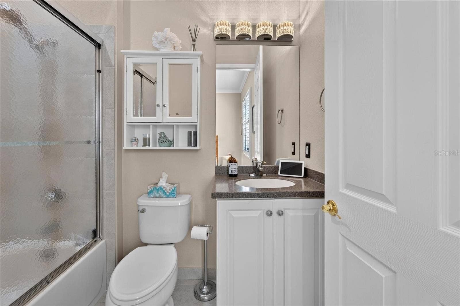 En-suite Bath 3