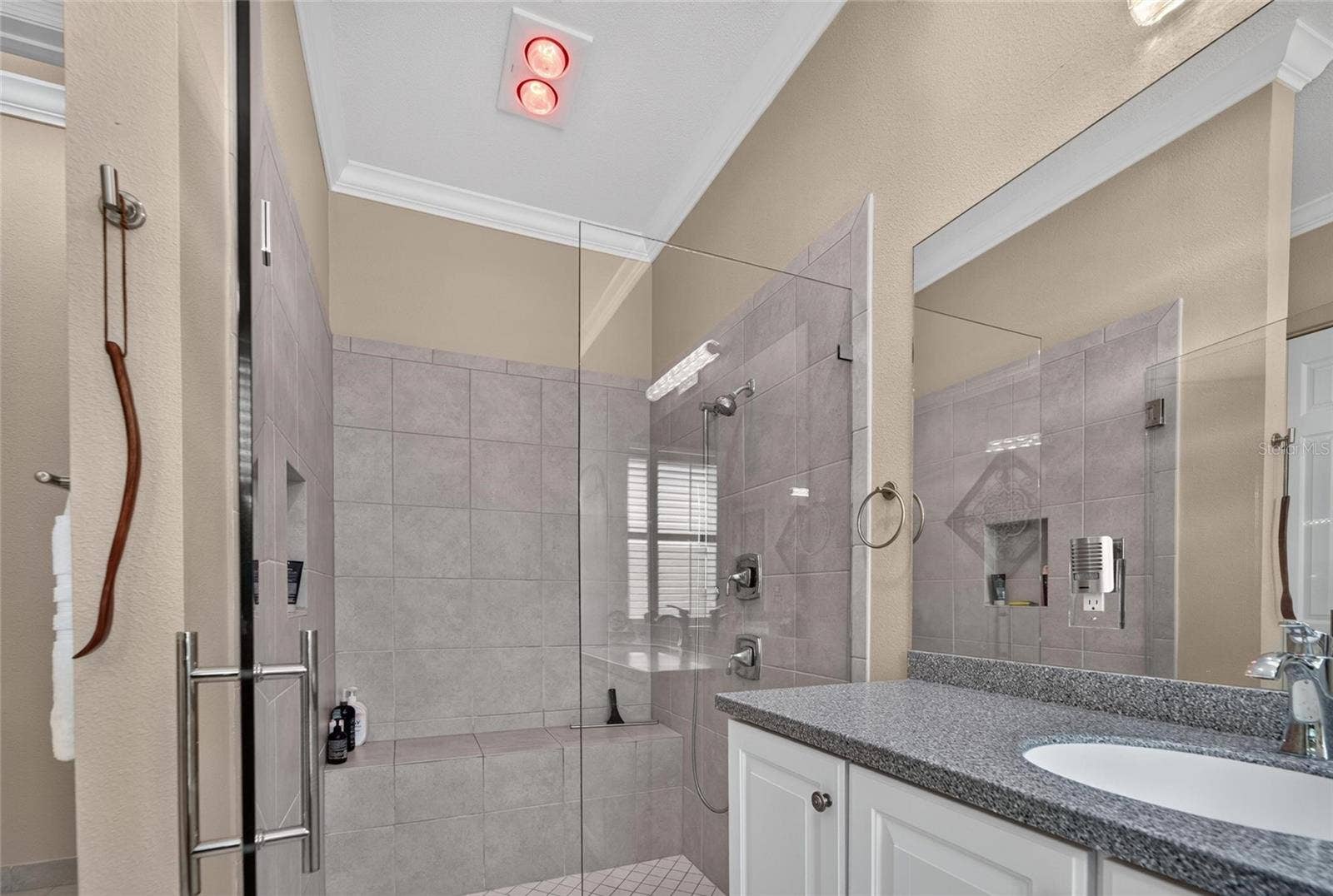 En-suite Bath 2