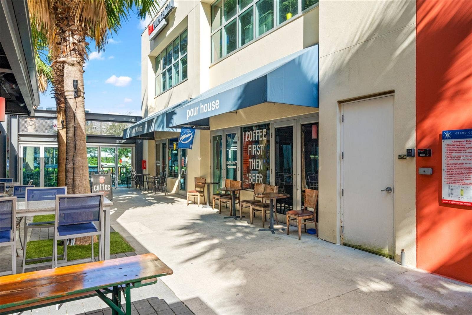 1120 E KENNEDY BOULEVARD, #1229, Tampa, FL 33602 bars/ restaurants at ground level