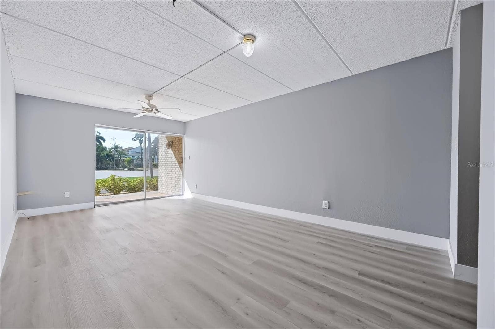 10365 PARADISE BOULEVARD, #5, Treasure Island, FL 33706 Living Room