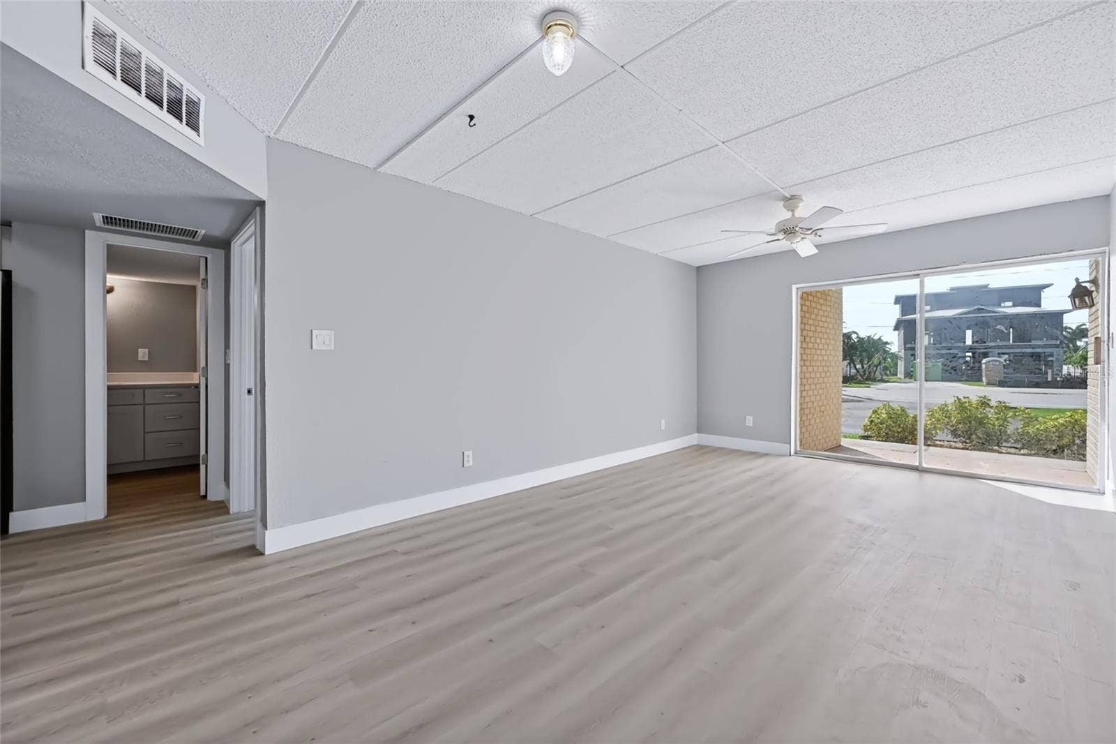 10365 PARADISE BOULEVARD, #5, Treasure Island, FL 33706 Living Room