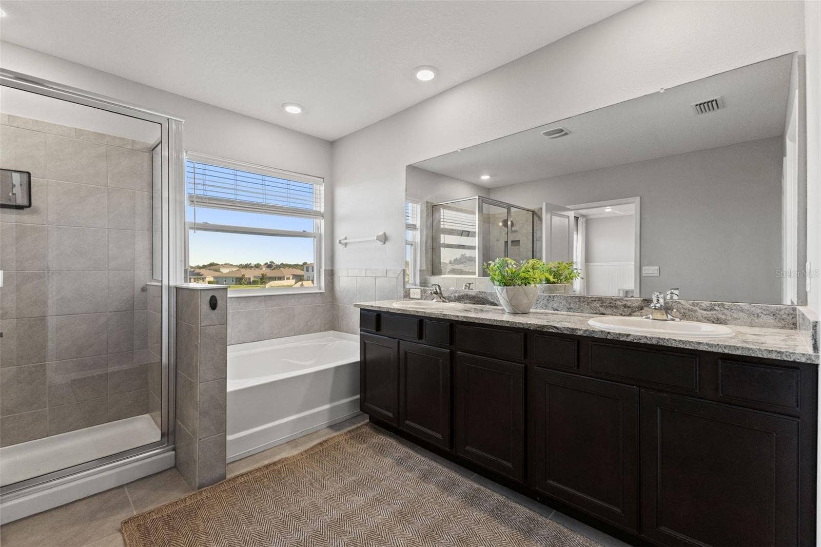 Primary bath double vanity - 5126 Jackel Chase Dr, Wimauma