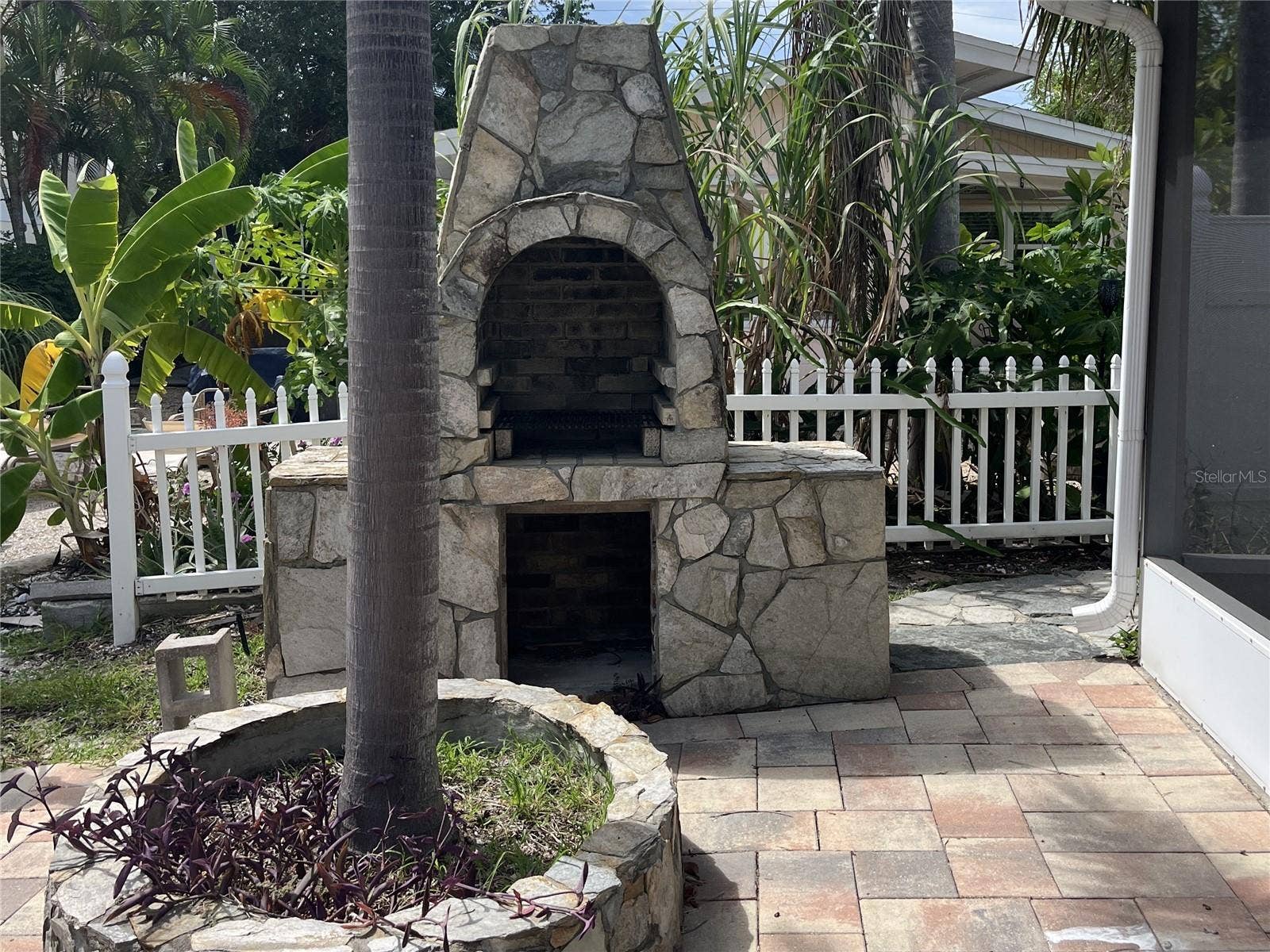 307 LA HACIENDA DRIVE, Indian Rocks Beach, FL 33785 Outdoor stone pizza oven