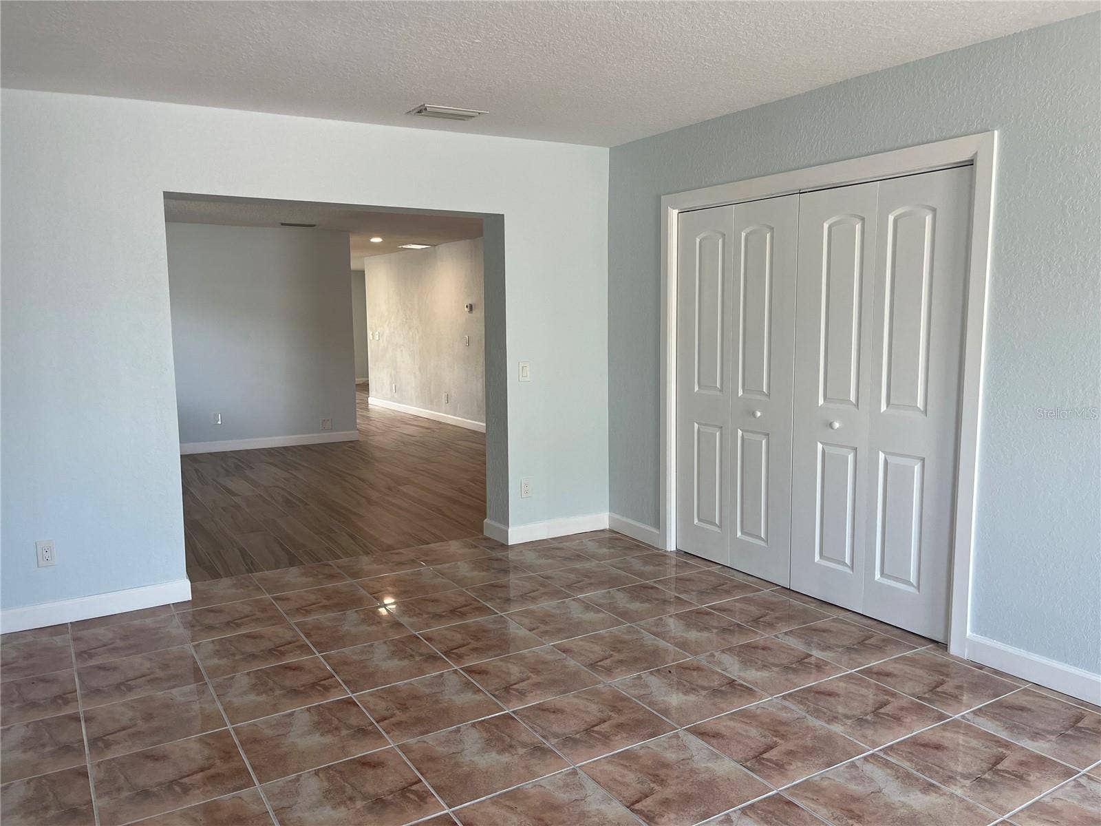 307 LA HACIENDA DRIVE, Indian Rocks Beach, FL 33785 Foyer and seating area