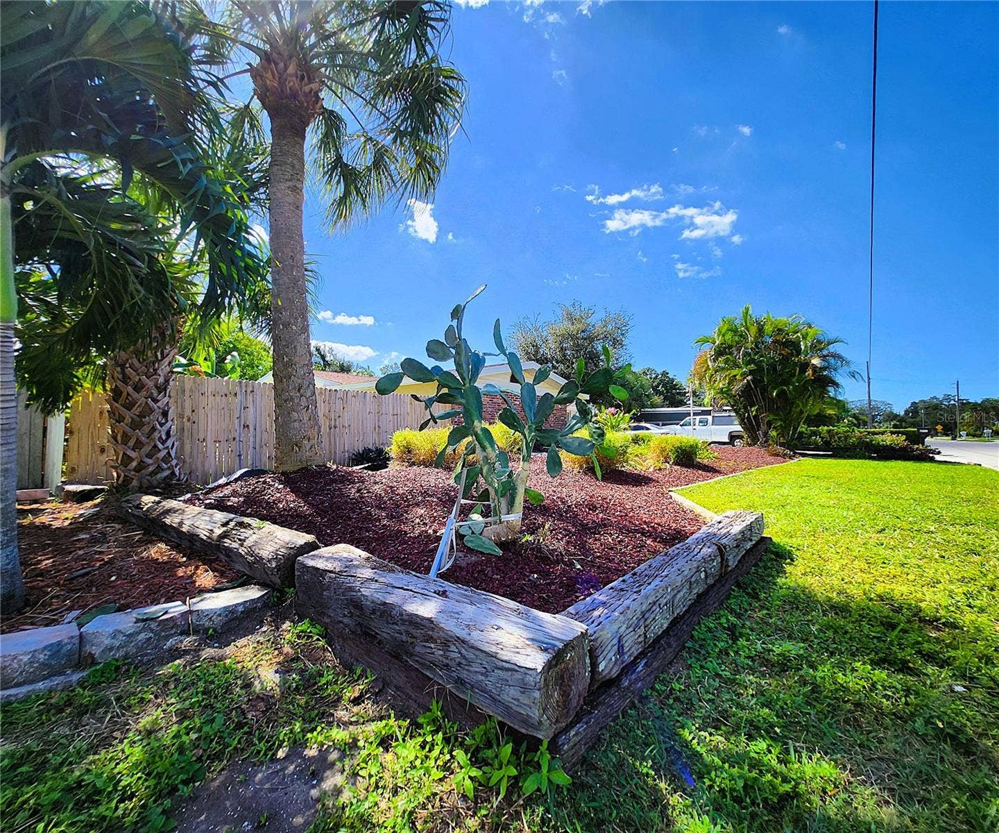 4711 26TH AVENUE W, Bradenton, FL 34209 4711 26th Ave W Bradenton FL 34209: SFH, FLOOD ZONE X! NO HOA, LOT: 102W x 135D, Fully Fenced-in, 3/2, 1656sf, POOL, Propane Gas Fireplace and Water Heater, City Utilities, New Long-Lasting Rubber Mulch
