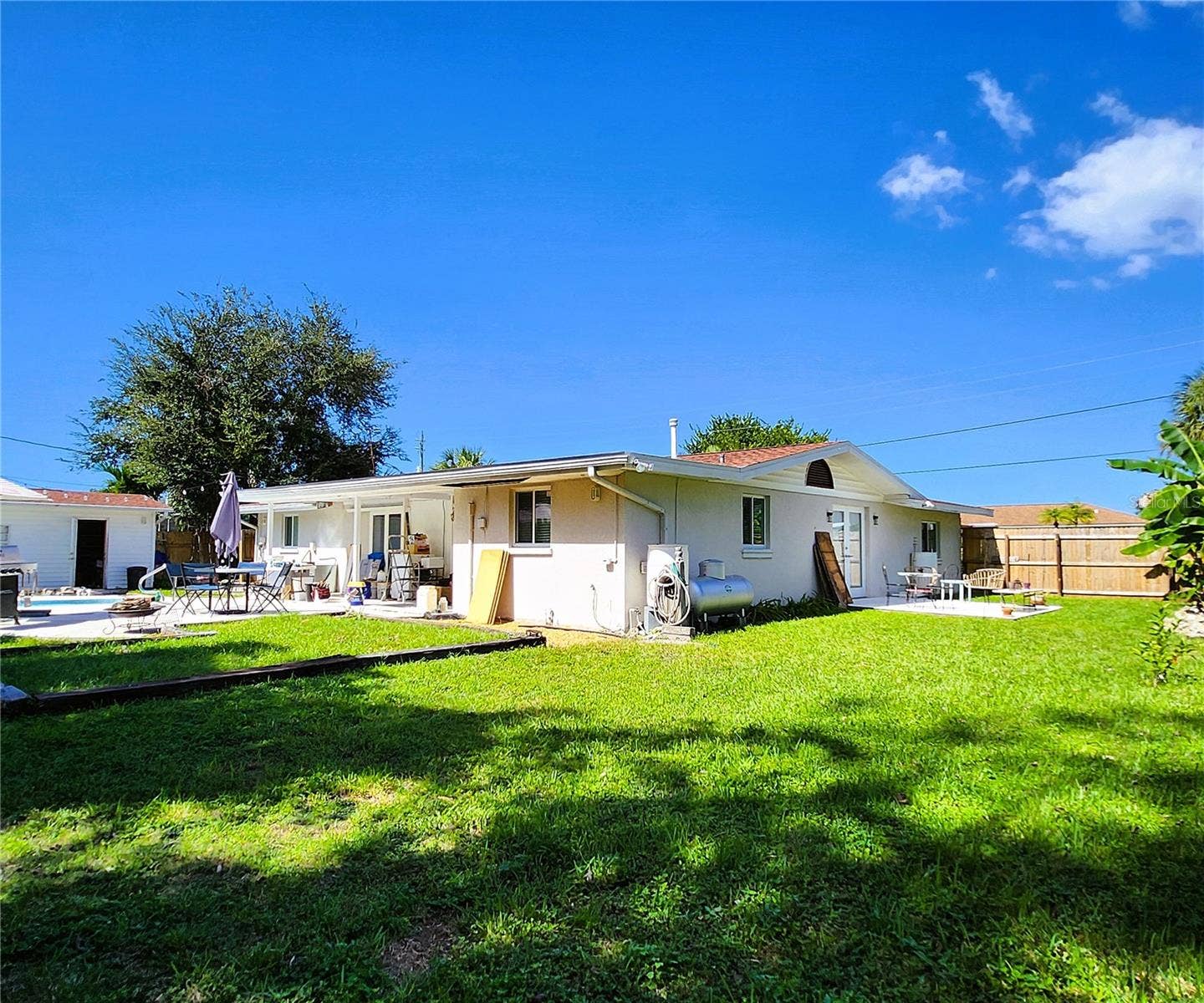 4711 26TH AVENUE W, Bradenton, FL 34209 4711 26th Ave W Bradenton FL 34209: SFH, FLOOD ZONE X! NO HOA, LOT: 102W x 135D, Fully Fenced-in, 3/2, 1656sf, POOL, Propane Gas Fireplace and Water Heater, City Utilities, New Long-Lasting Rubber Mulch
