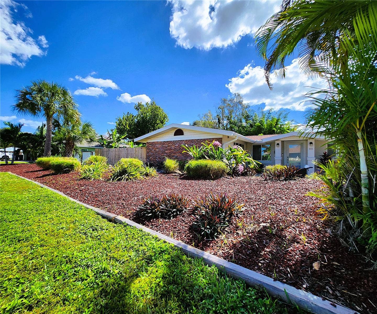 4711 26TH AVENUE W, Bradenton, FL 34209 4711 26th Ave W Bradenton FL 34209: SFH, FLOOD ZONE X! NO HOA, LOT: 102W x 135D, Fully Fenced-in, 3/2, 1656sf, POOL, Propane Gas Fireplace and Water Heater, City Utilities, New Long-Lasting Rubber Mulch