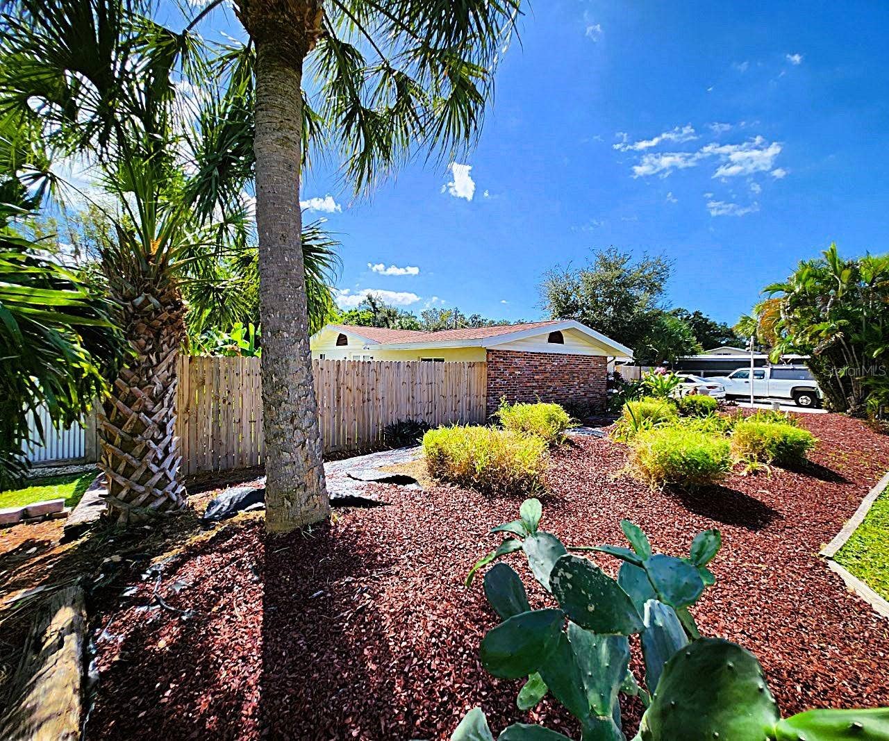4711 26TH AVENUE W, Bradenton, FL 34209 4711 26th Ave W Bradenton FL 34209: SFH, FLOOD ZONE X! NO HOA, LOT: 102W x 135D, Fully Fenced-in, 3/2, 1656sf, POOL, Propane Gas Fireplace and Water Heater, City Utilities, New Long-Lasting Rubber Mulch