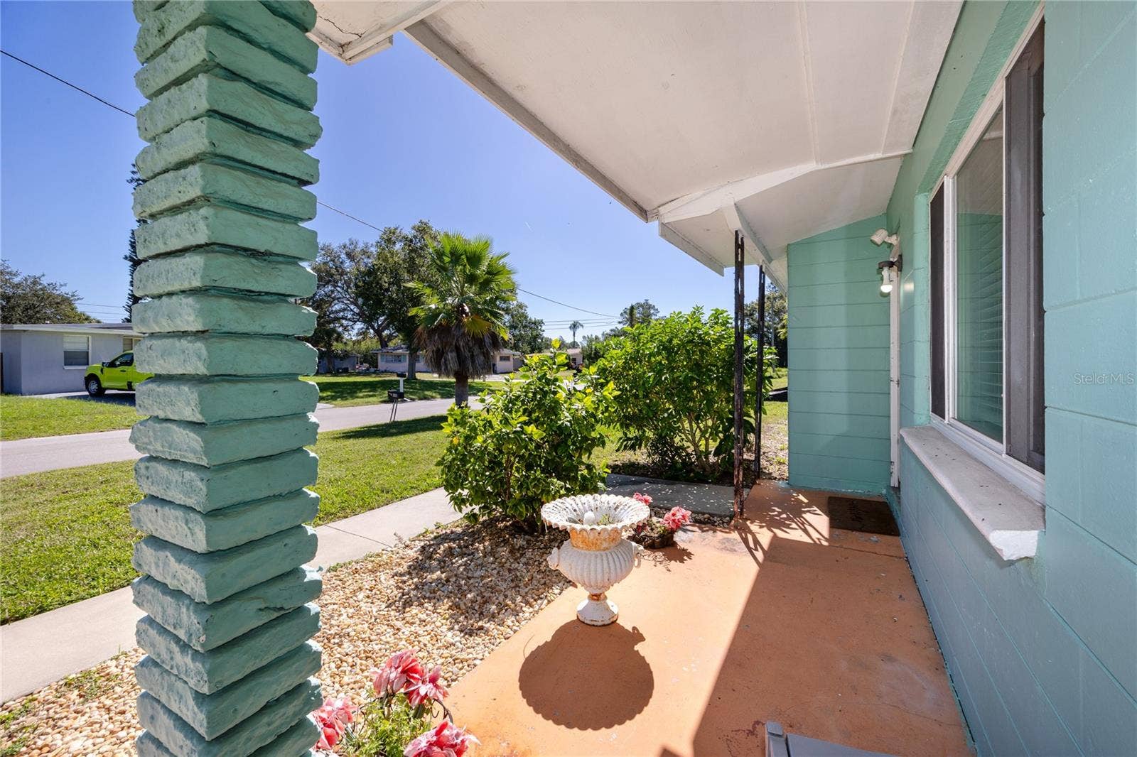 925 67TH STREET S, St Petersburg, FL 33707 front patio