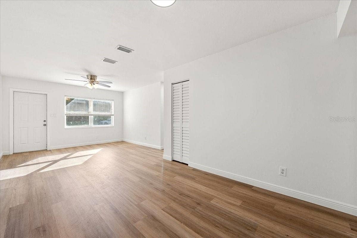 Living room/ dining area