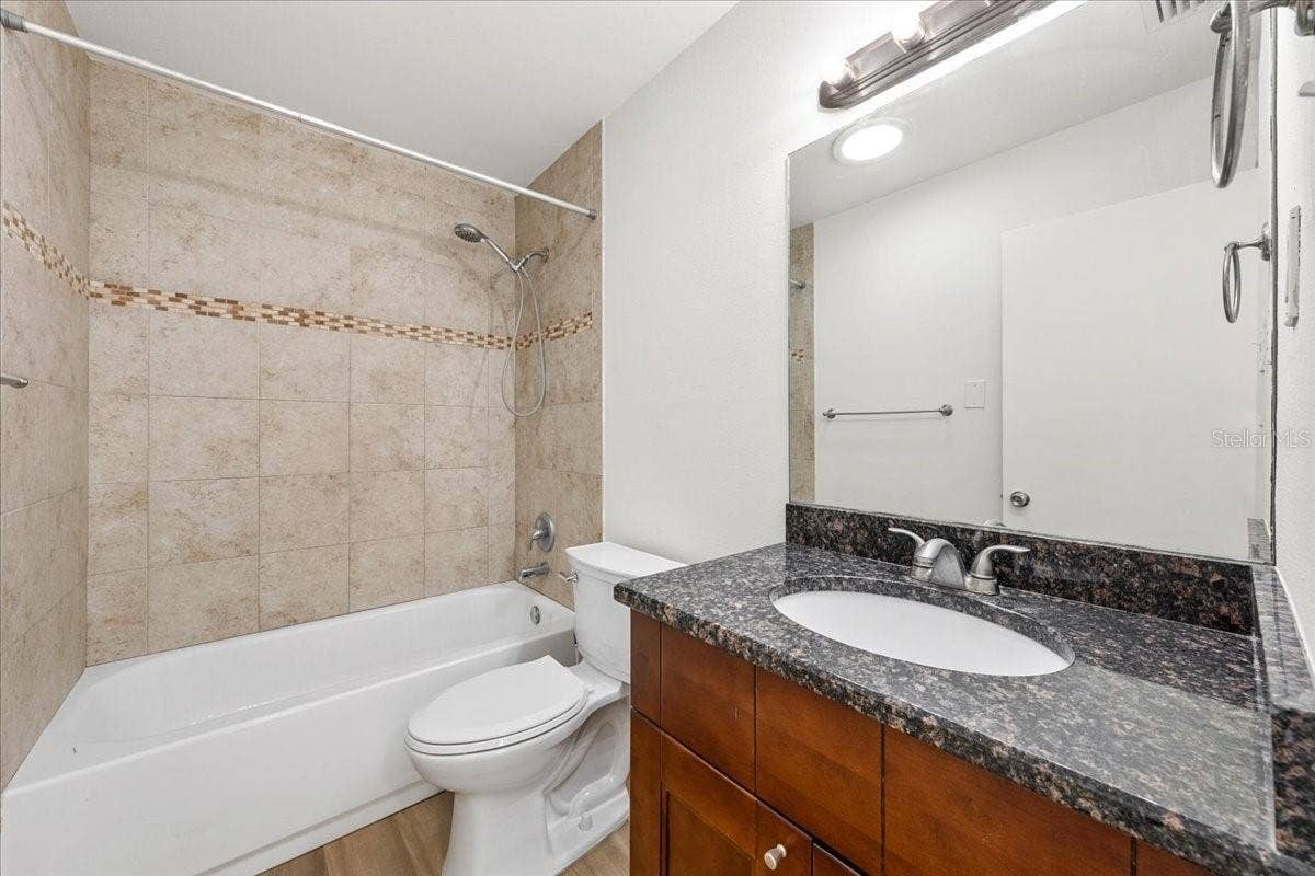 Bathroom with tub/shower