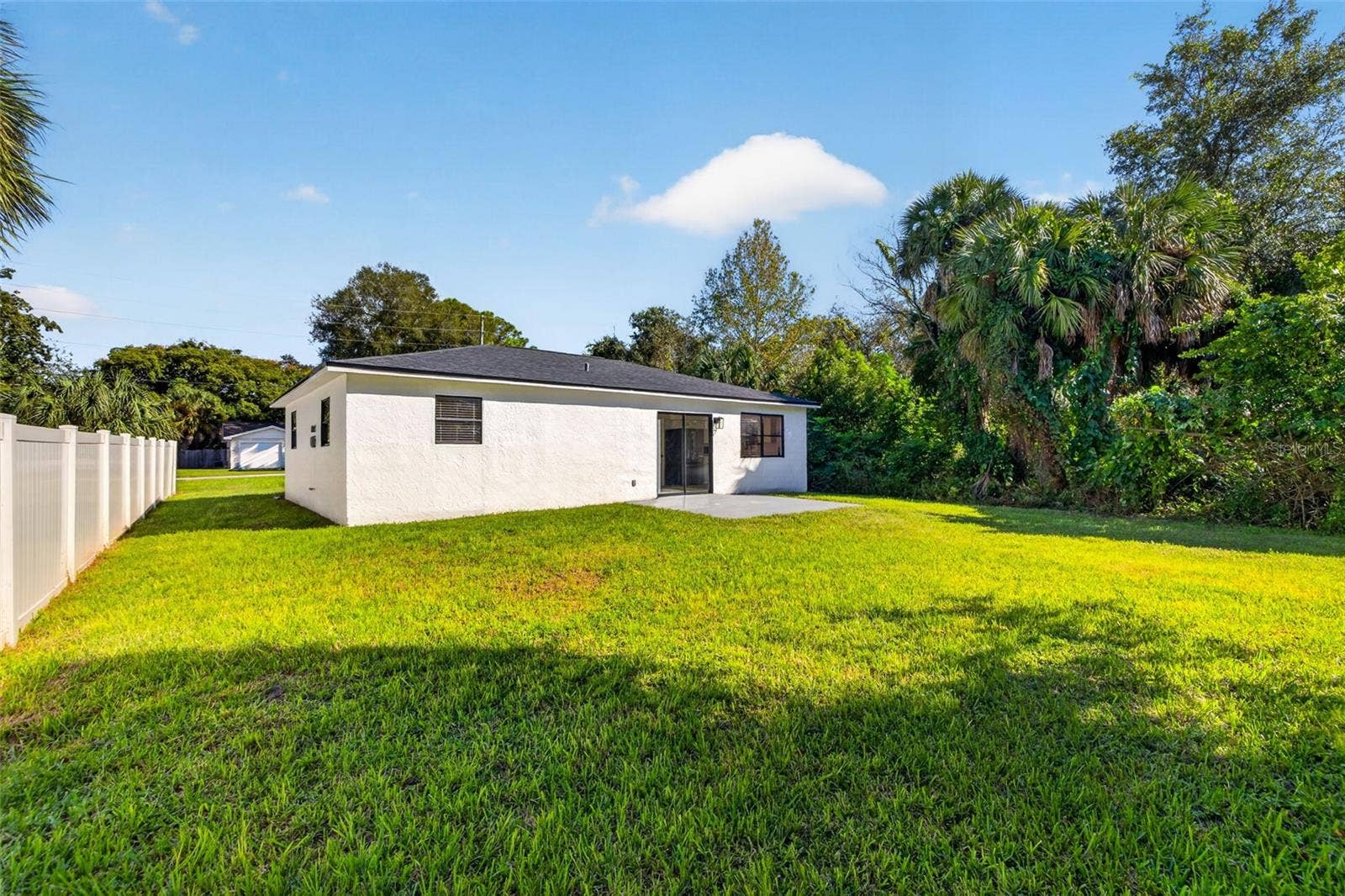 16107 SEA PINES DRIVE, Hudson, FL 34667 Plenty of room to relax, entertain, or enjoy the Florida sunshine.